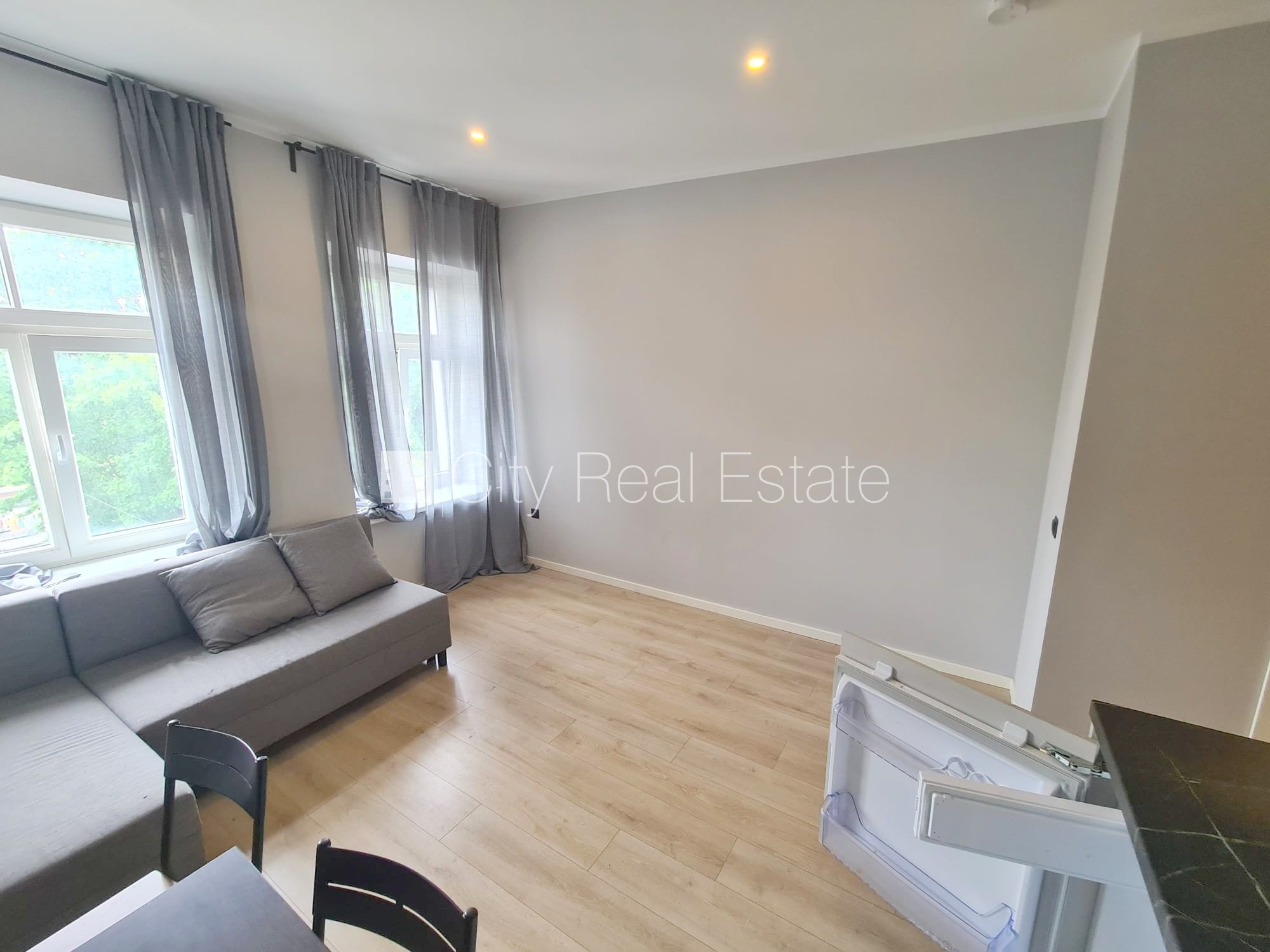 Sludinājumi. Fasādes māja, renovēta māja, slēgts pagalms, ieeja no ielas un pagalma, kāpņu telpa pēc kapitālā Cena: 300 EUR/mēn Foto #6