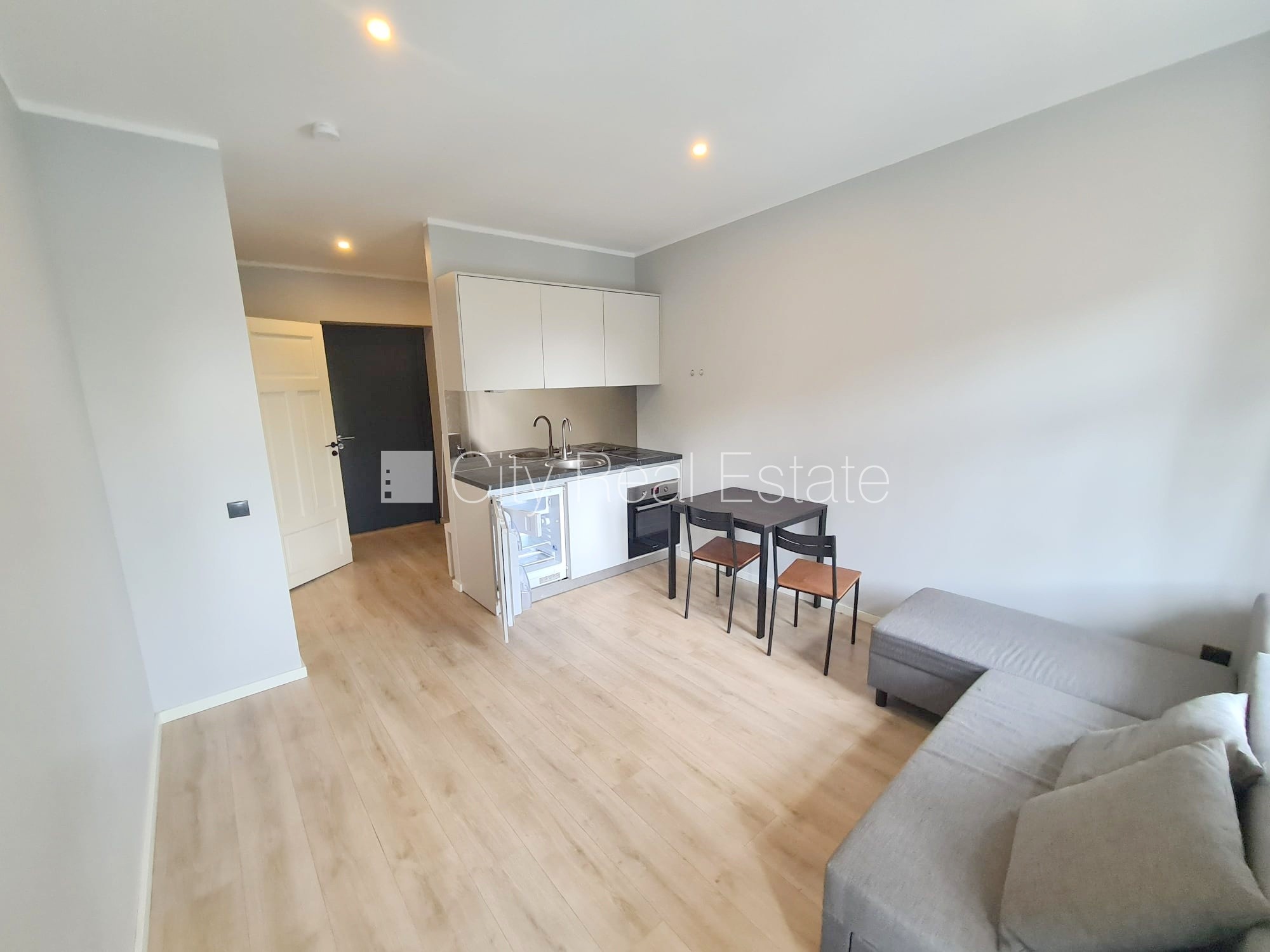 Sludinājumi. Fasādes māja, renovēta māja, slēgts pagalms, ieeja no ielas un pagalma, kāpņu telpa pēc kapitālā Cena: 300 EUR/mēn Foto #1