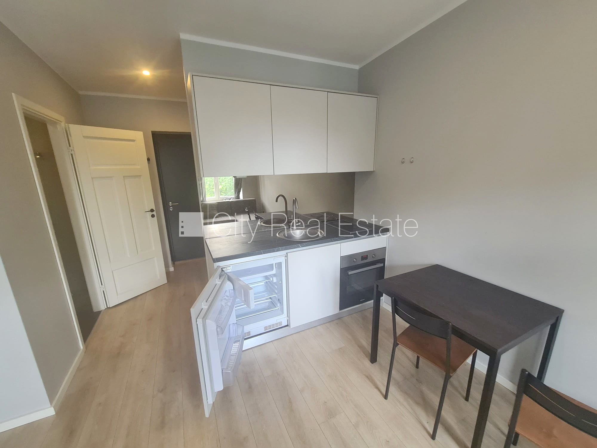 Sludinājumi. Fasādes māja, renovēta māja, slēgts pagalms, ieeja no ielas un pagalma, kāpņu telpa pēc kapitālā Cena: 300 EUR/mēn Foto #4