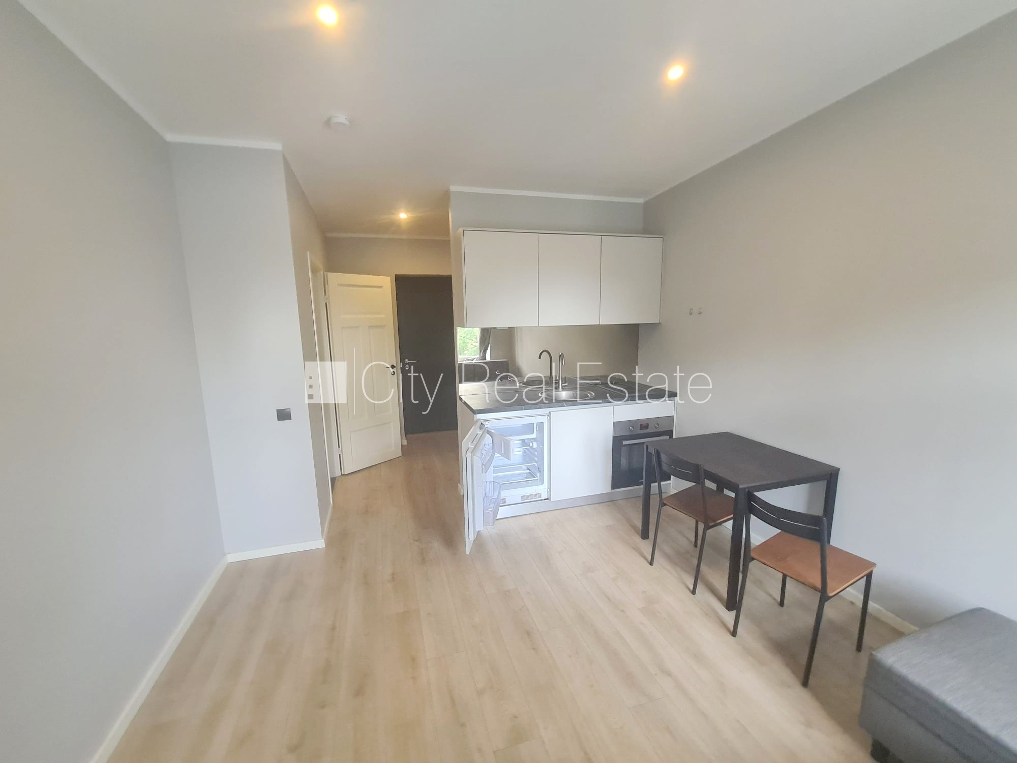 Sludinājumi. Fasādes māja, renovēta māja, slēgts pagalms, ieeja no ielas un pagalma, kāpņu telpa pēc kapitālā Cena: 300 EUR/mēn Foto #3