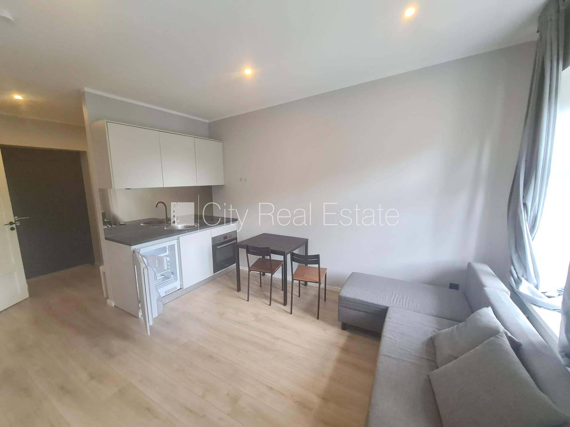 Sludinājumi. Fasādes māja, renovēta māja, slēgts pagalms, ieeja no ielas un pagalma, kāpņu telpa pēc kapitālā Cena: 300 EUR/mēn Foto #2