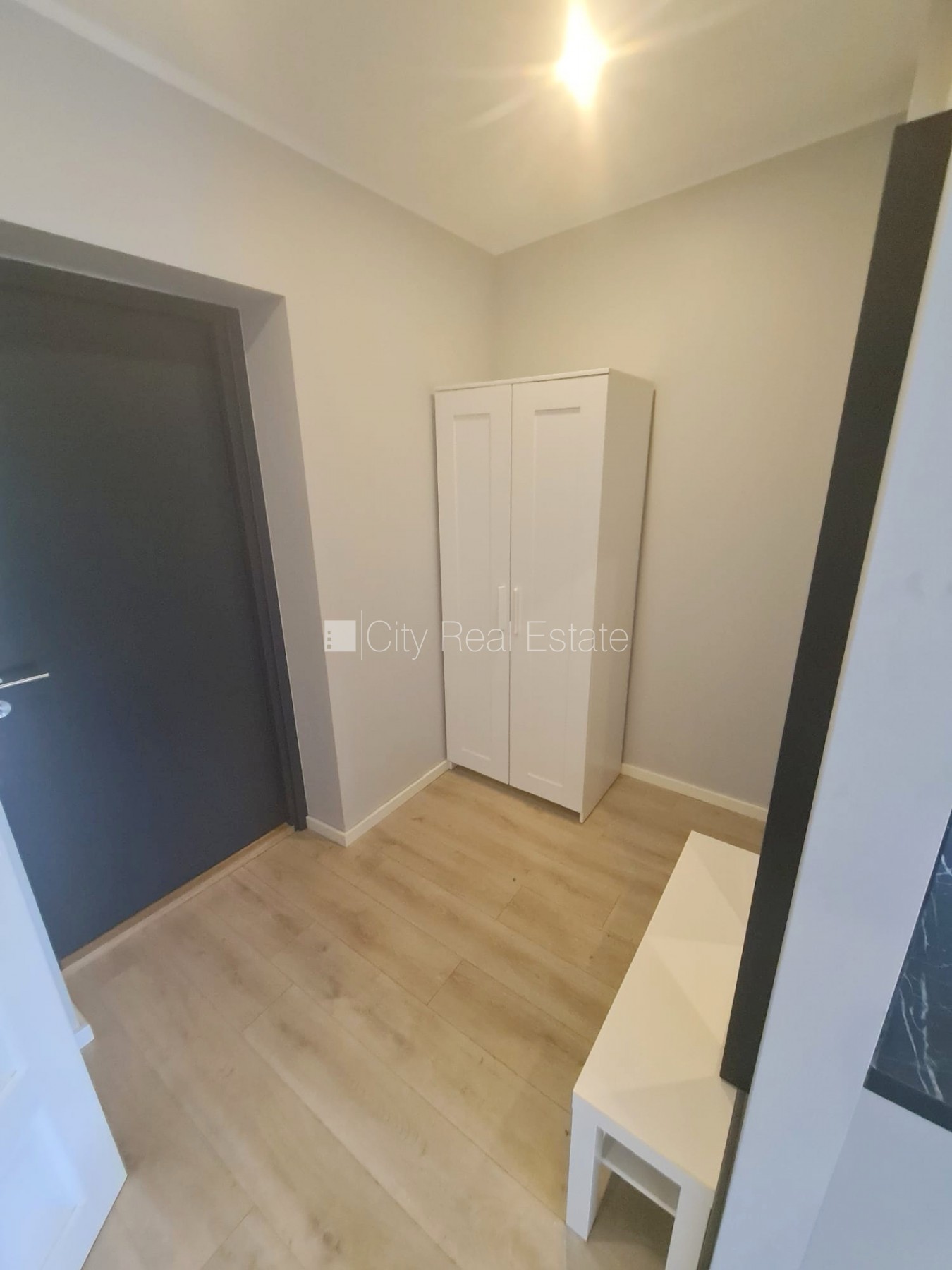 Sludinājumi. Fasādes māja, renovēta māja, slēgts pagalms, ieeja no ielas un pagalma, kāpņu telpa pēc kapitālā Cena: 300 EUR/mēn Foto #9