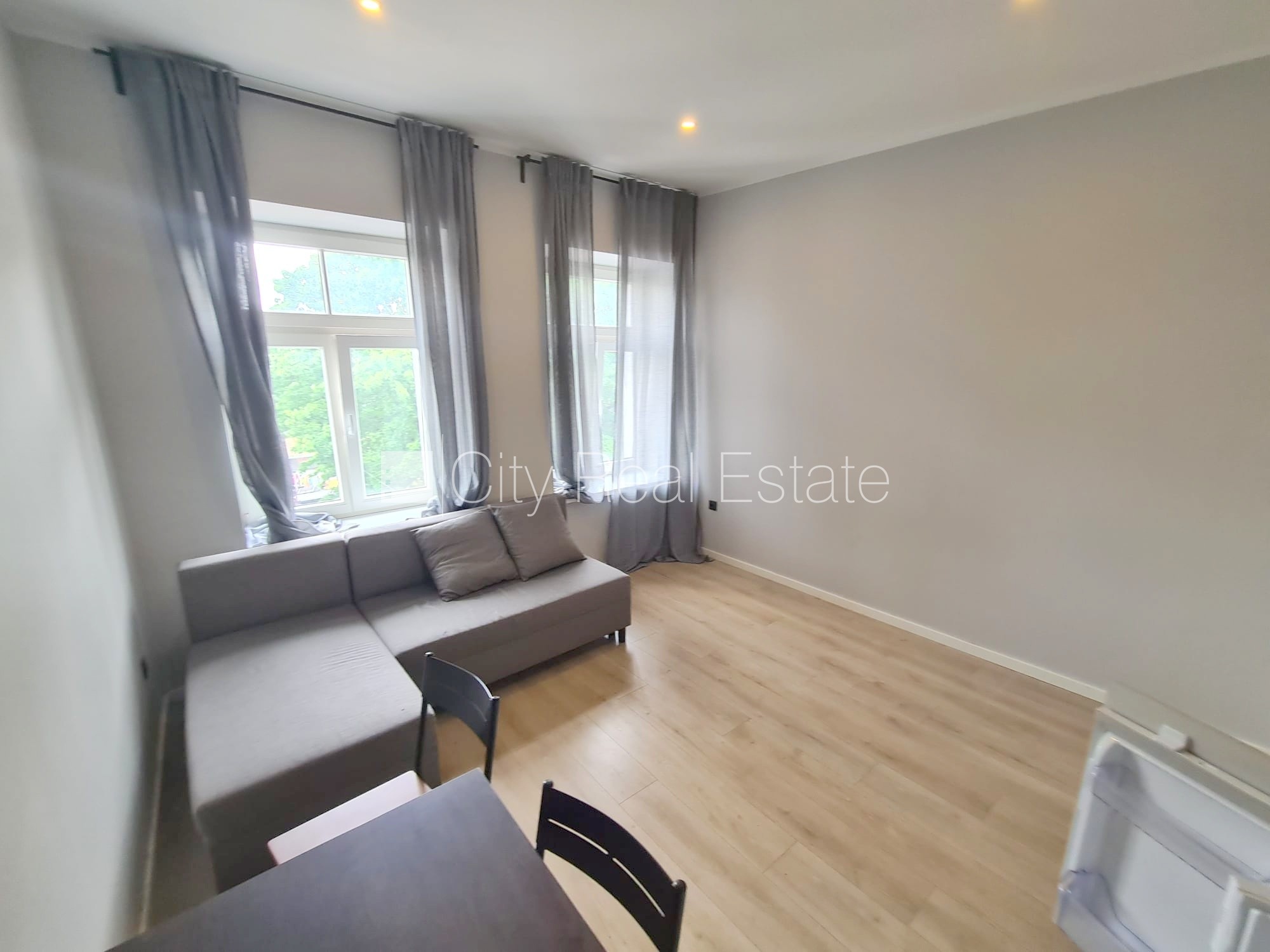 Sludinājumi. Fasādes māja, renovēta māja, slēgts pagalms, ieeja no ielas un pagalma, kāpņu telpa pēc kapitālā Cena: 300 EUR/mēn Foto #5