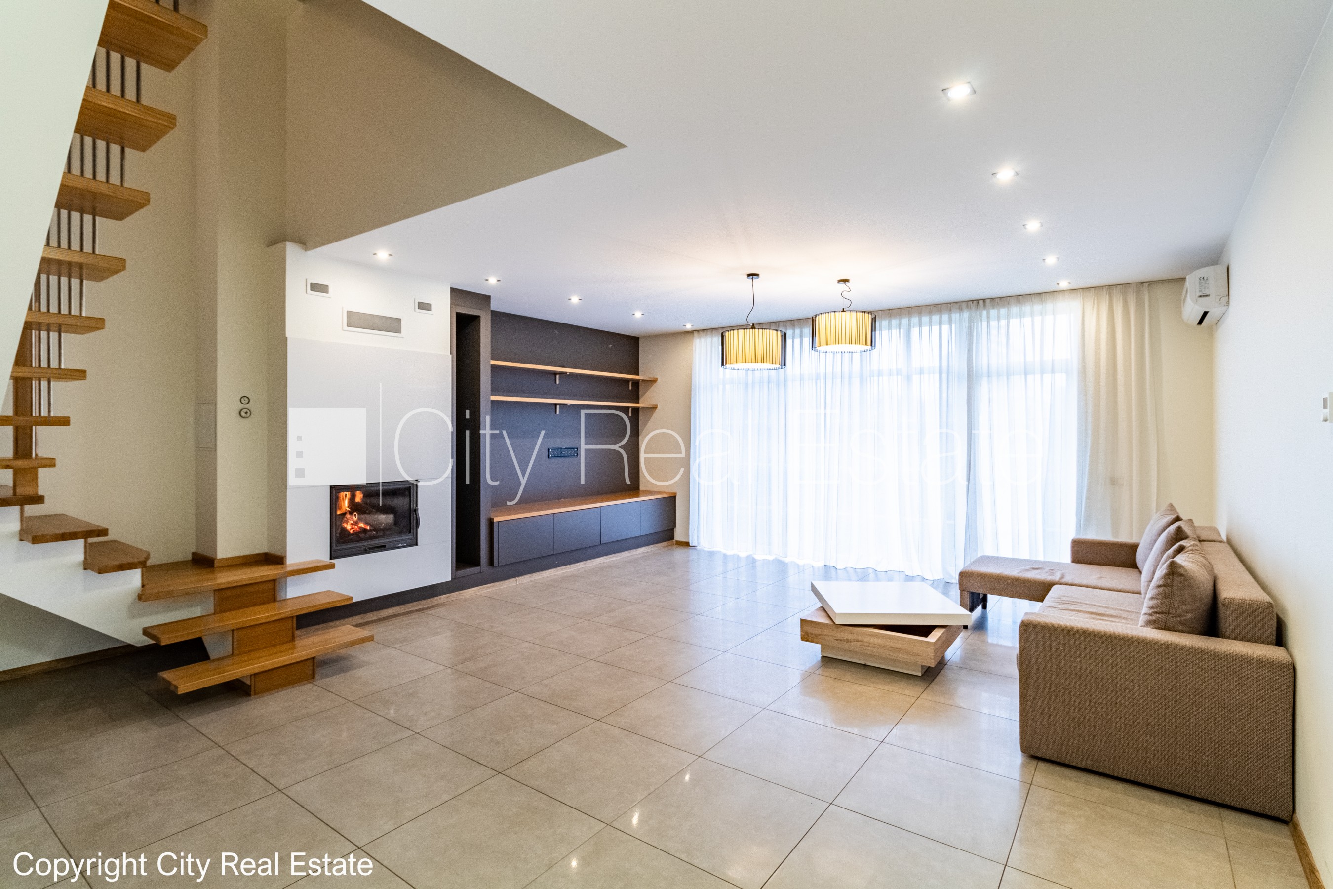 Sludinājumi. Rindu māja, labiekārtota apzaļumota teritorija, bruģēts piebraucamais ceļš, garāža vienai Cena: 240000 EUR Foto #1