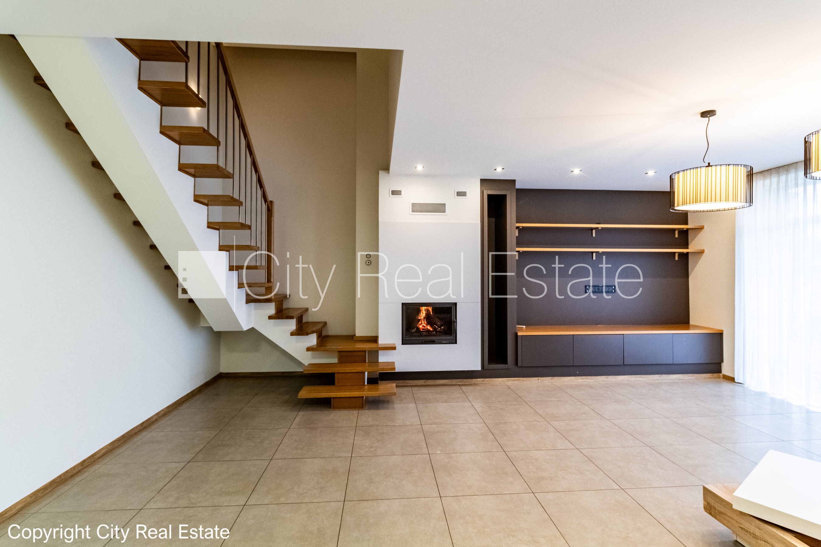 Sludinājumi. Rindu māja, labiekārtota apzaļumota teritorija, bruģēts piebraucamais ceļš, garāža vienai Cena: 240000 EUR Foto #2