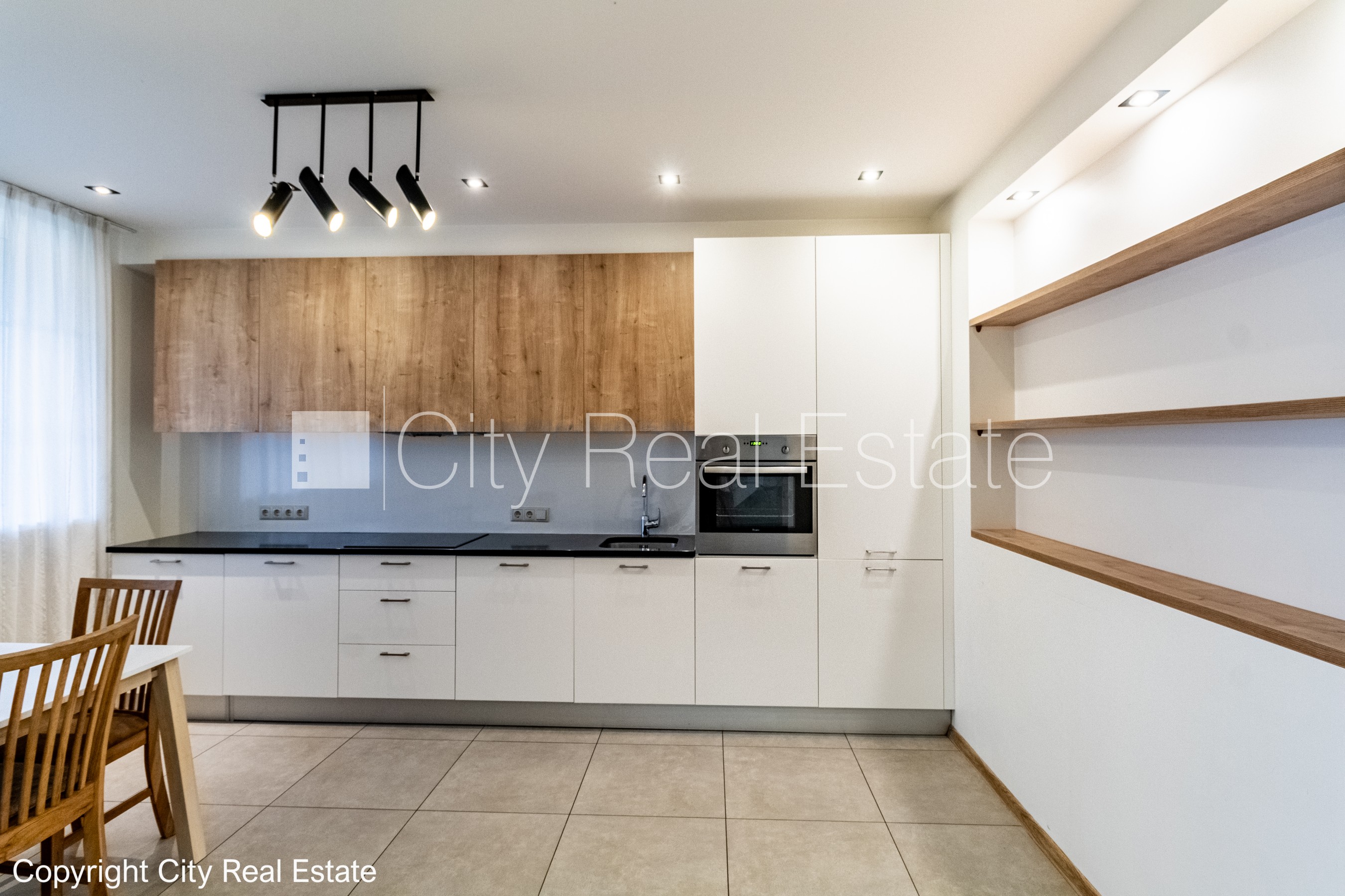 Sludinājumi. Rindu māja, labiekārtota apzaļumota teritorija, bruģēts piebraucamais ceļš, garāža vienai Cena: 240000 EUR Foto #5