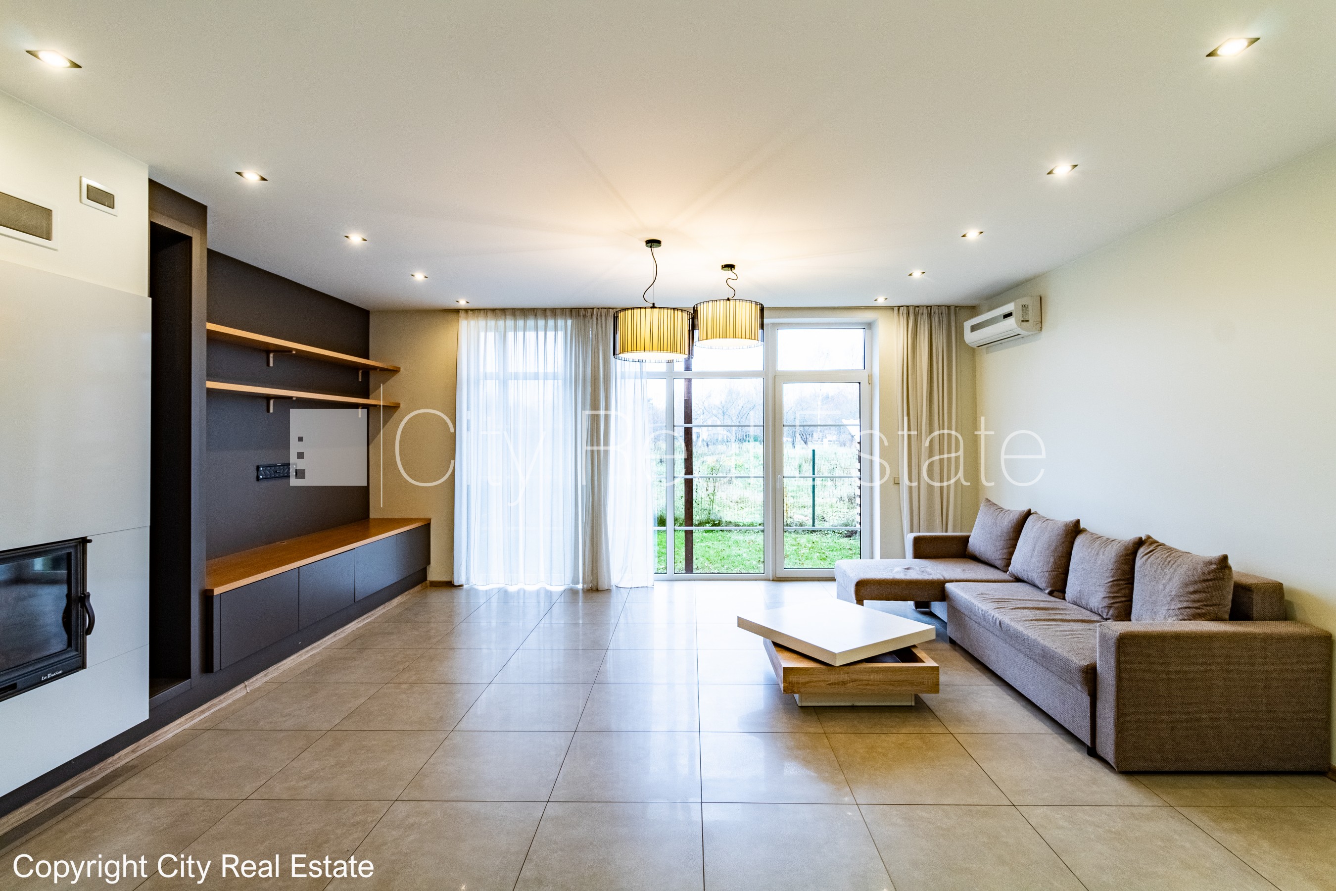 Sludinājumi. Rindu māja, labiekārtota apzaļumota teritorija, bruģēts piebraucamais ceļš, garāža vienai Cena: 240000 EUR Foto #3