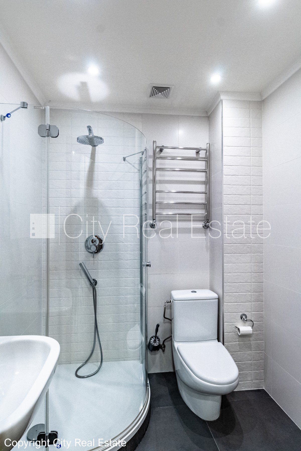 Sludinājumi. Rindu māja, labiekārtota apzaļumota teritorija, bruģēts piebraucamais ceļš, garāža vienai Cena: 240000 EUR Foto #11