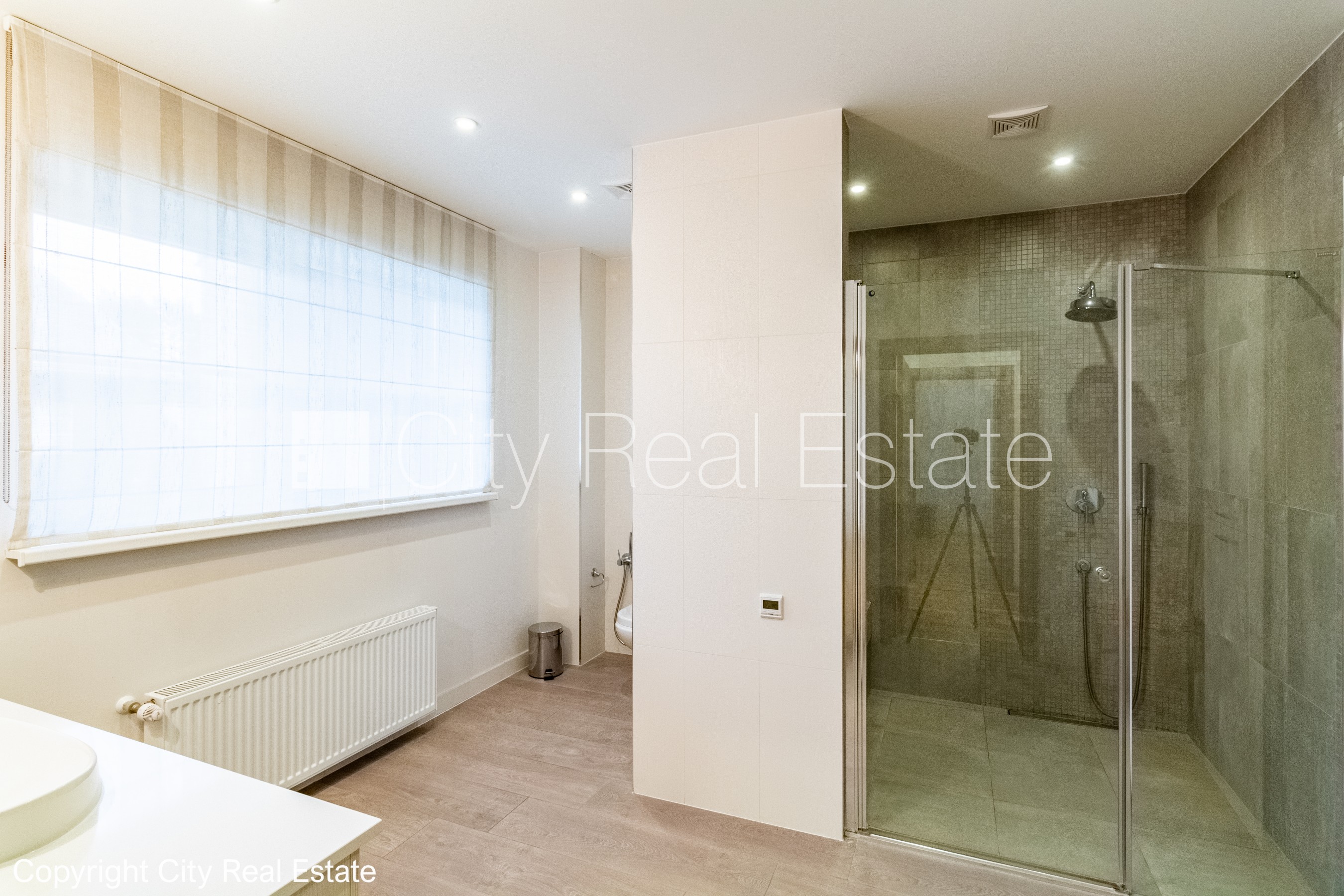 Sludinājumi. Rindu māja, labiekārtota apzaļumota teritorija, bruģēts piebraucamais ceļš, garāža vienai Cena: 240000 EUR Foto #15