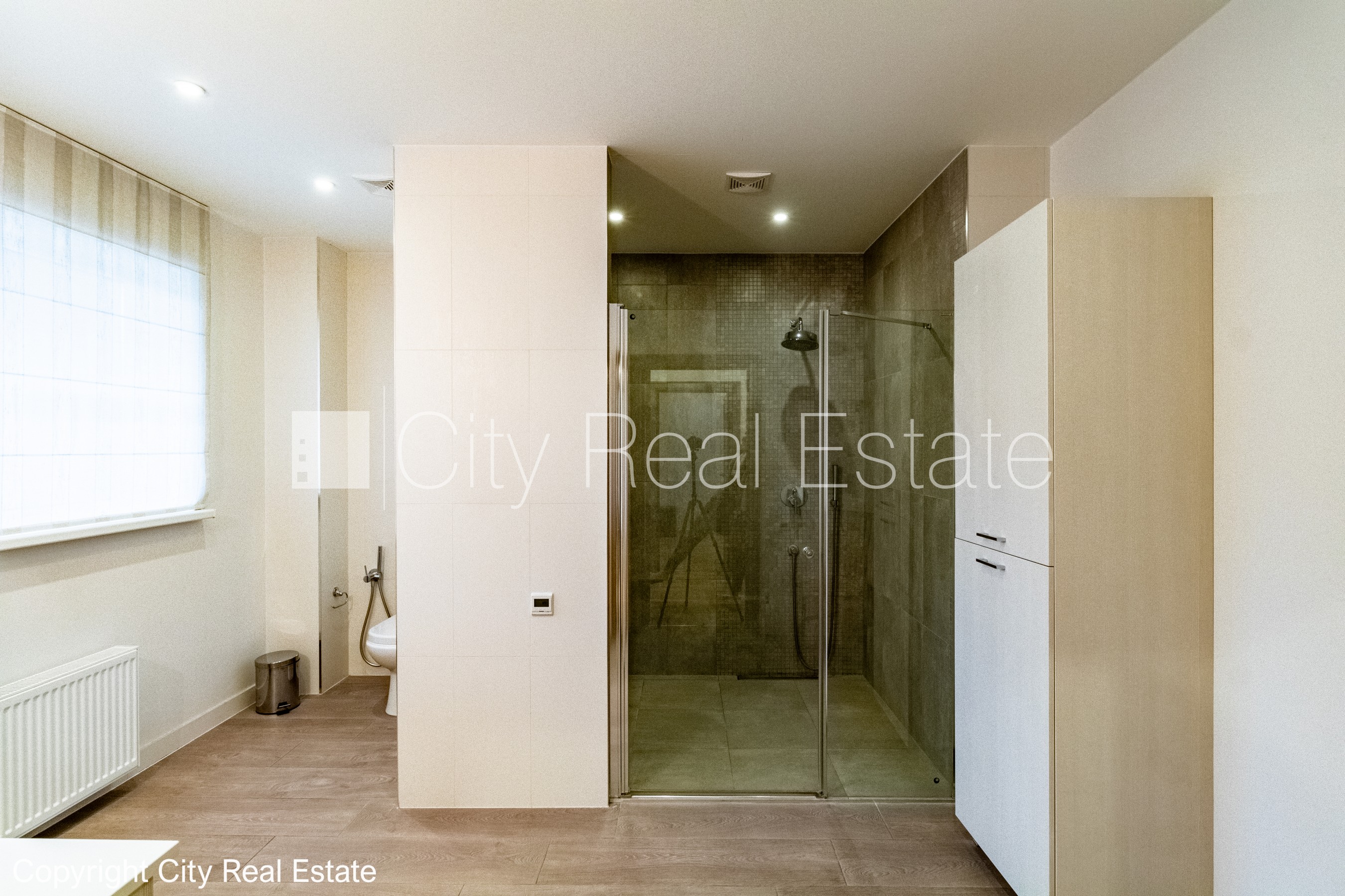 Sludinājumi. Rindu māja, labiekārtota apzaļumota teritorija, bruģēts piebraucamais ceļš, garāža vienai Cena: 240000 EUR Foto #16