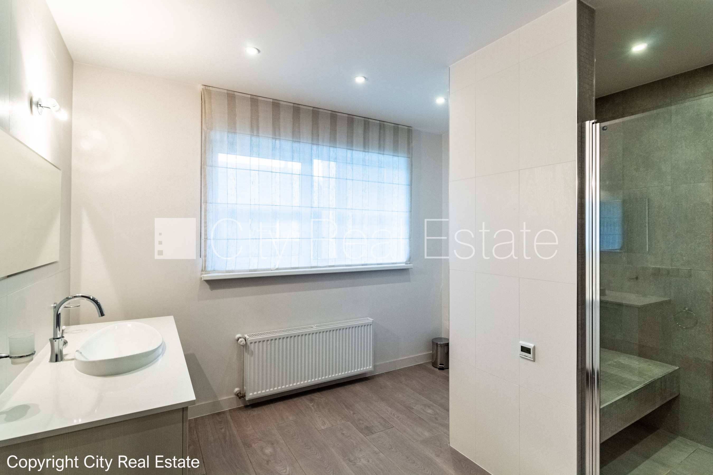 Sludinājumi. Rindu māja, labiekārtota apzaļumota teritorija, bruģēts piebraucamais ceļš, garāža vienai Cena: 240000 EUR Foto #14