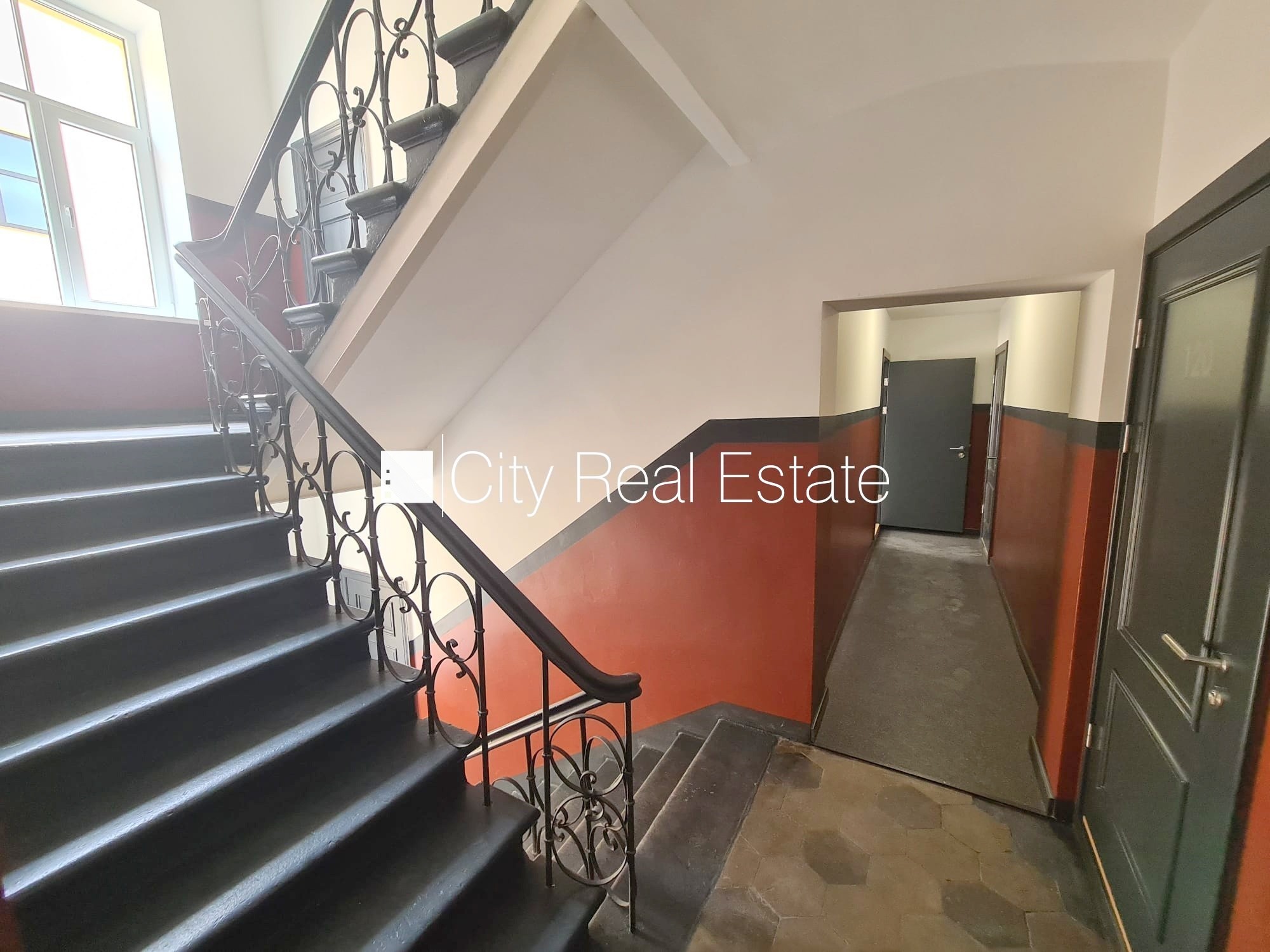 Sludinājumi. Fasādes māja, renovēta māja, slēgts pagalms, ieeja no ielas un pagalma, kāpņu telpa pēc kapitālā Cena: 300 EUR/mēn Foto #11