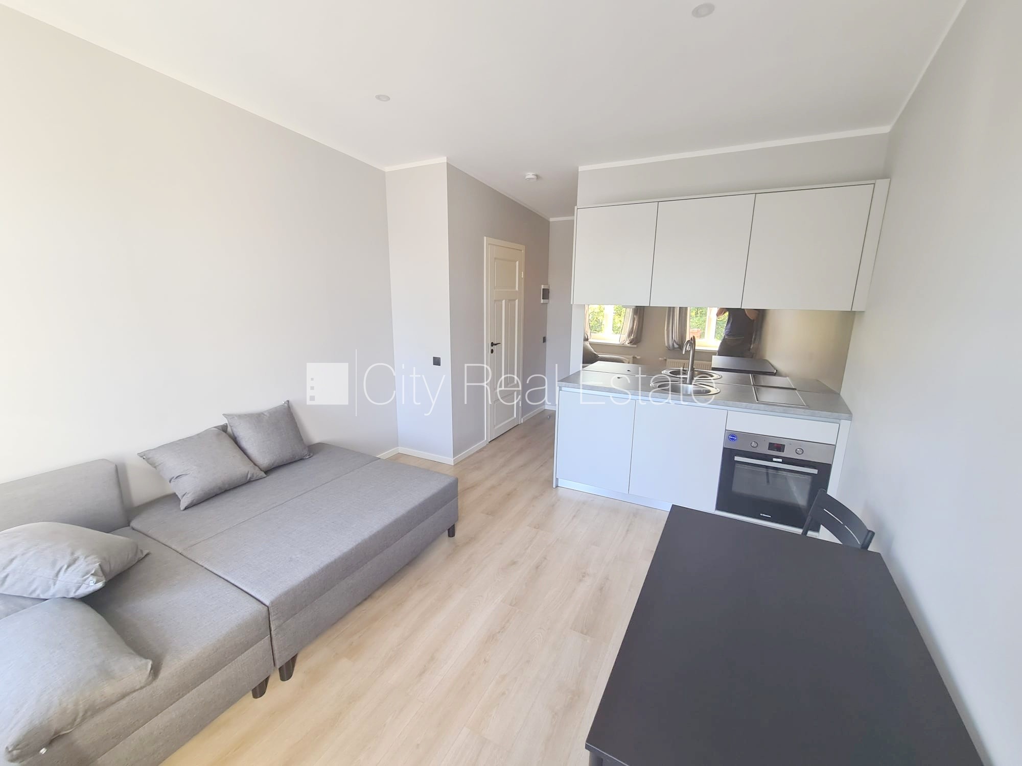 Sludinājumi. Fasādes māja, renovēta māja, slēgts pagalms, ieeja no ielas un pagalma, kāpņu telpa pēc kapitālā Cena: 300 EUR/mēn Foto #5