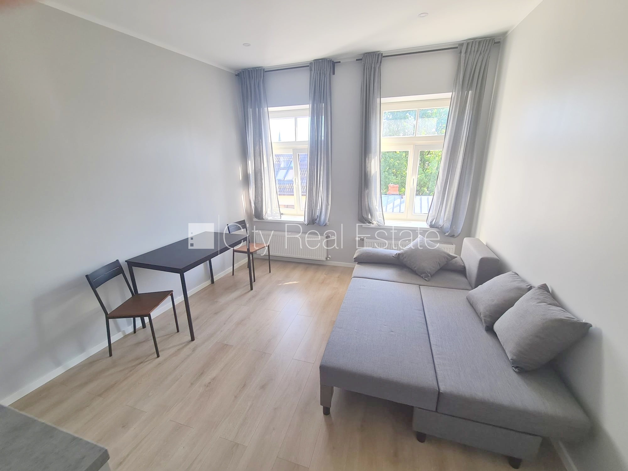 Sludinājumi. Fasādes māja, renovēta māja, slēgts pagalms, ieeja no ielas un pagalma, kāpņu telpa pēc kapitālā Cena: 300 EUR/mēn Foto #3