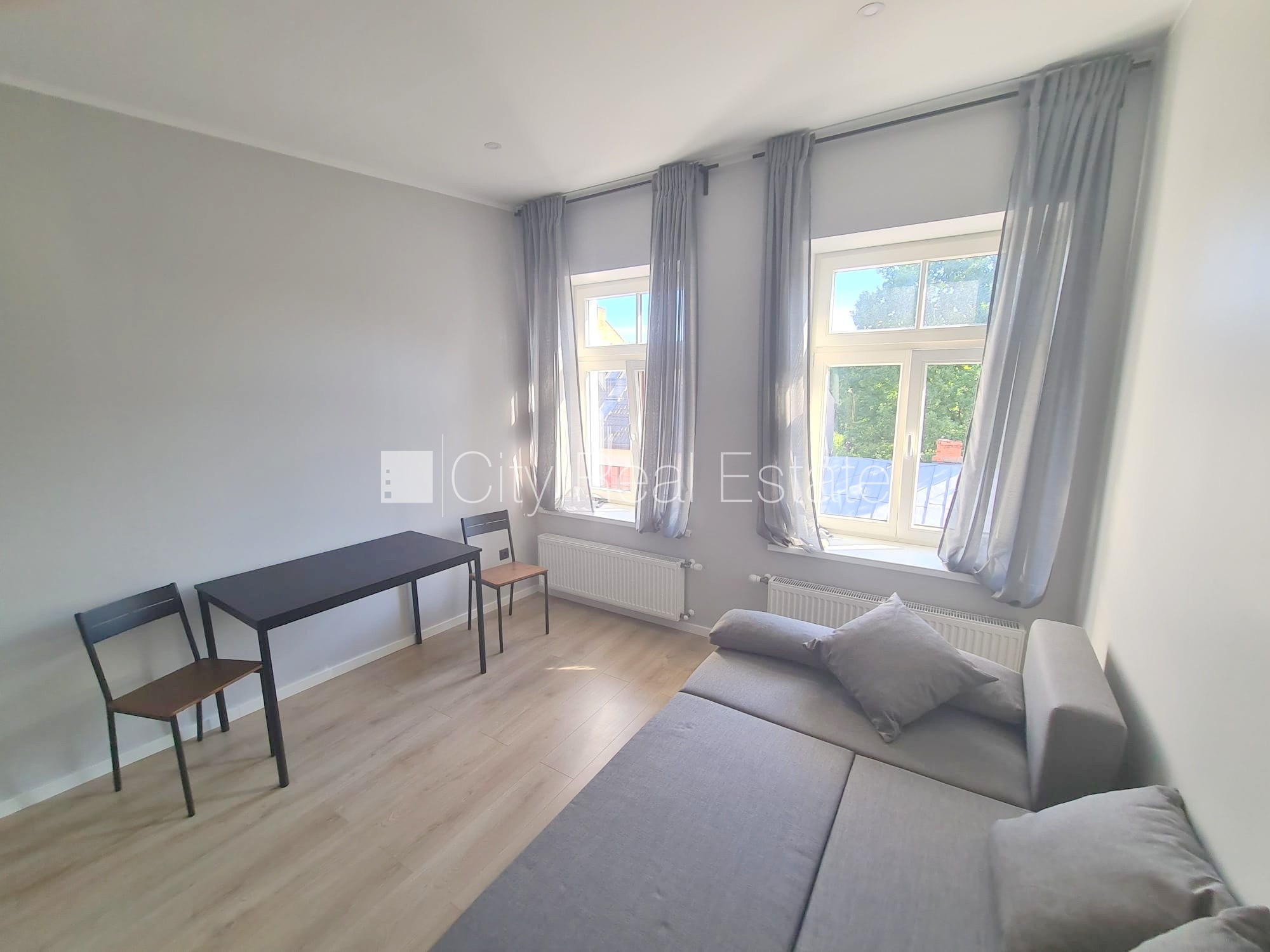 Sludinājumi. Fasādes māja, renovēta māja, slēgts pagalms, ieeja no ielas un pagalma, kāpņu telpa pēc kapitālā Cena: 300 EUR/mēn Foto #4