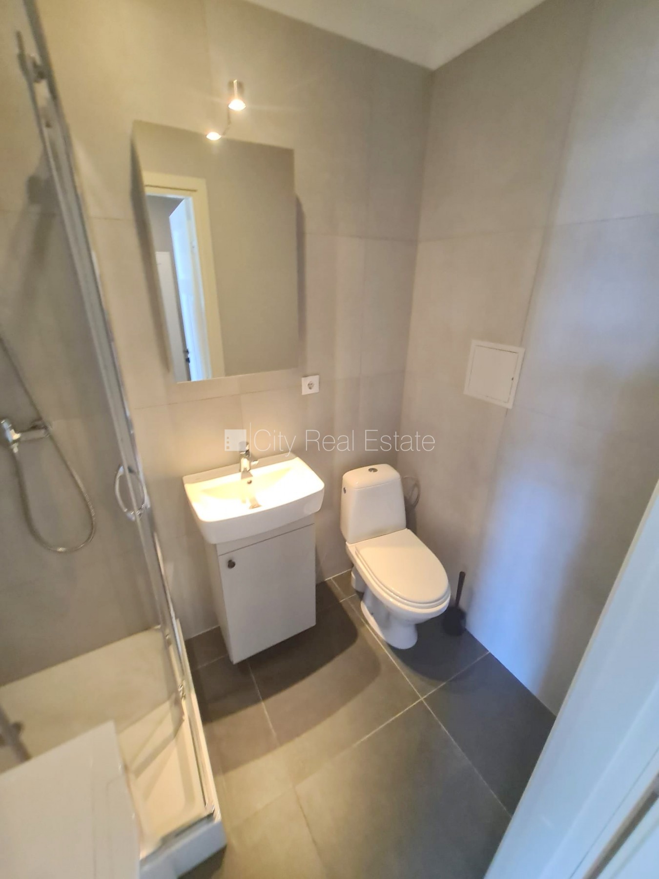 Sludinājumi. Fasādes māja, renovēta māja, slēgts pagalms, ieeja no ielas un pagalma, kāpņu telpa pēc kapitālā Cena: 300 EUR/mēn Foto #8