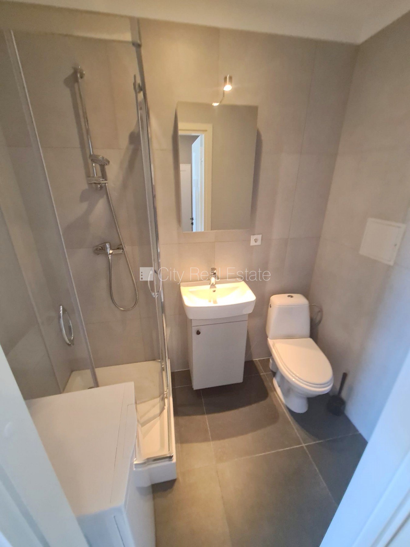 Sludinājumi. Fasādes māja, renovēta māja, slēgts pagalms, ieeja no ielas un pagalma, kāpņu telpa pēc kapitālā Cena: 300 EUR/mēn Foto #9