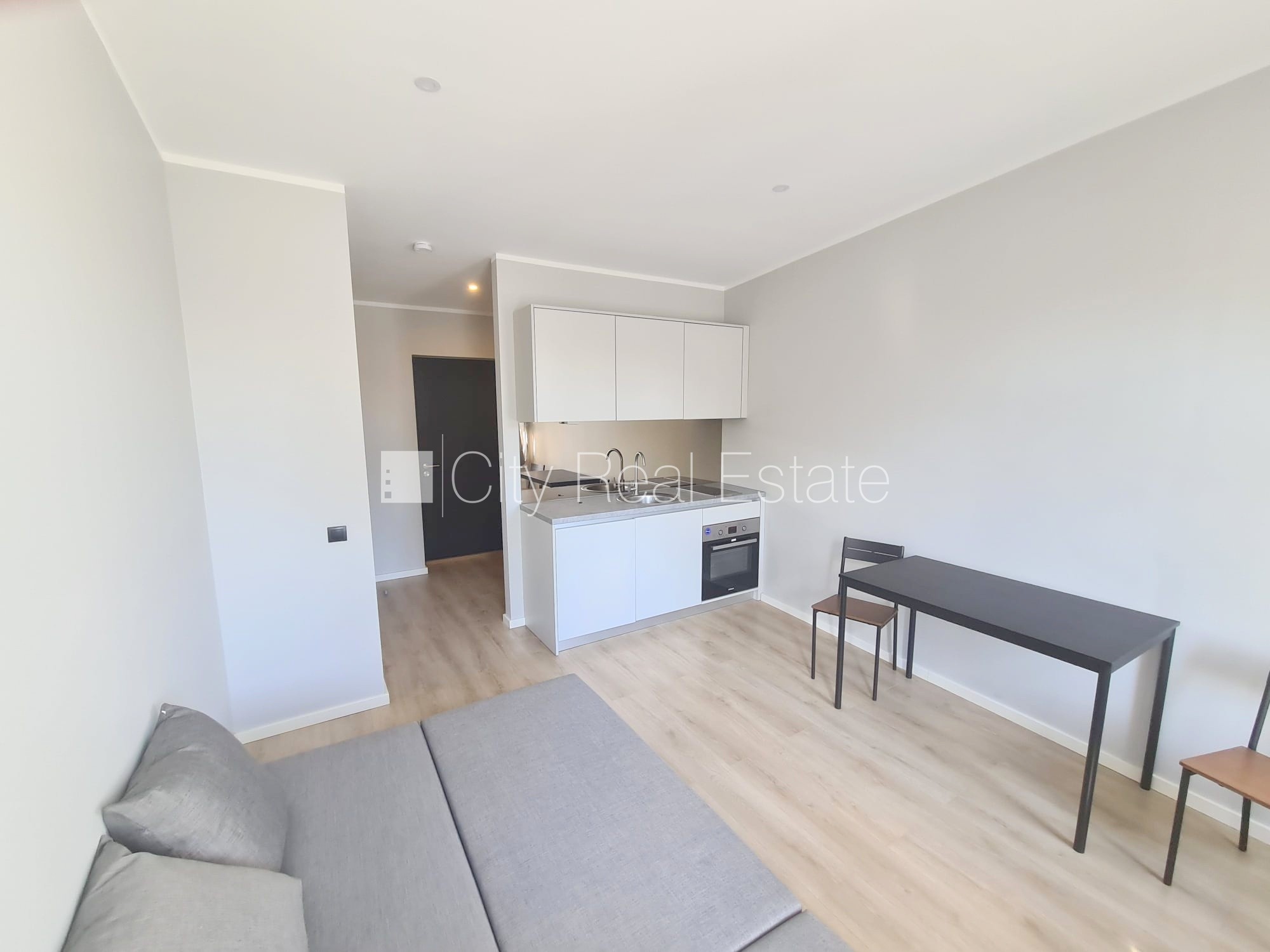 Sludinājumi. Fasādes māja, renovēta māja, slēgts pagalms, ieeja no ielas un pagalma, kāpņu telpa pēc kapitālā Cena: 300 EUR/mēn Foto #1