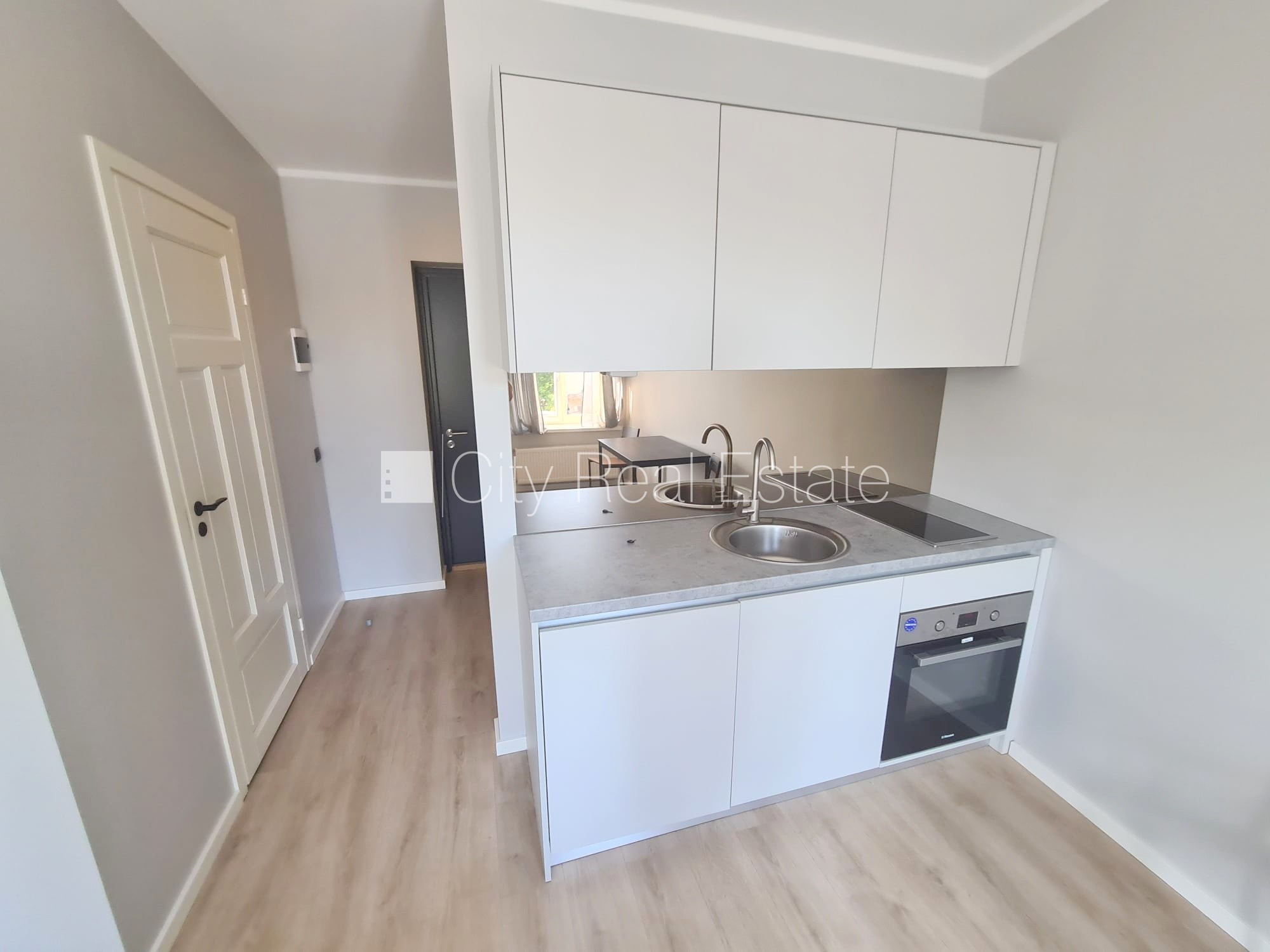 Sludinājumi. Fasādes māja, renovēta māja, slēgts pagalms, ieeja no ielas un pagalma, kāpņu telpa pēc kapitālā Cena: 300 EUR/mēn Foto #2