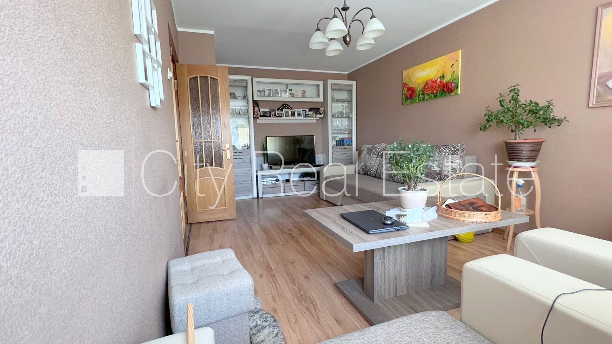 Sludinājumi. Zeme īpašumā, fasādes māja, renovēta māja, labiekārtots apzaļumots pagalms, ieeja no pagalma, kāpņu Cena: 72700 EUR Foto #2