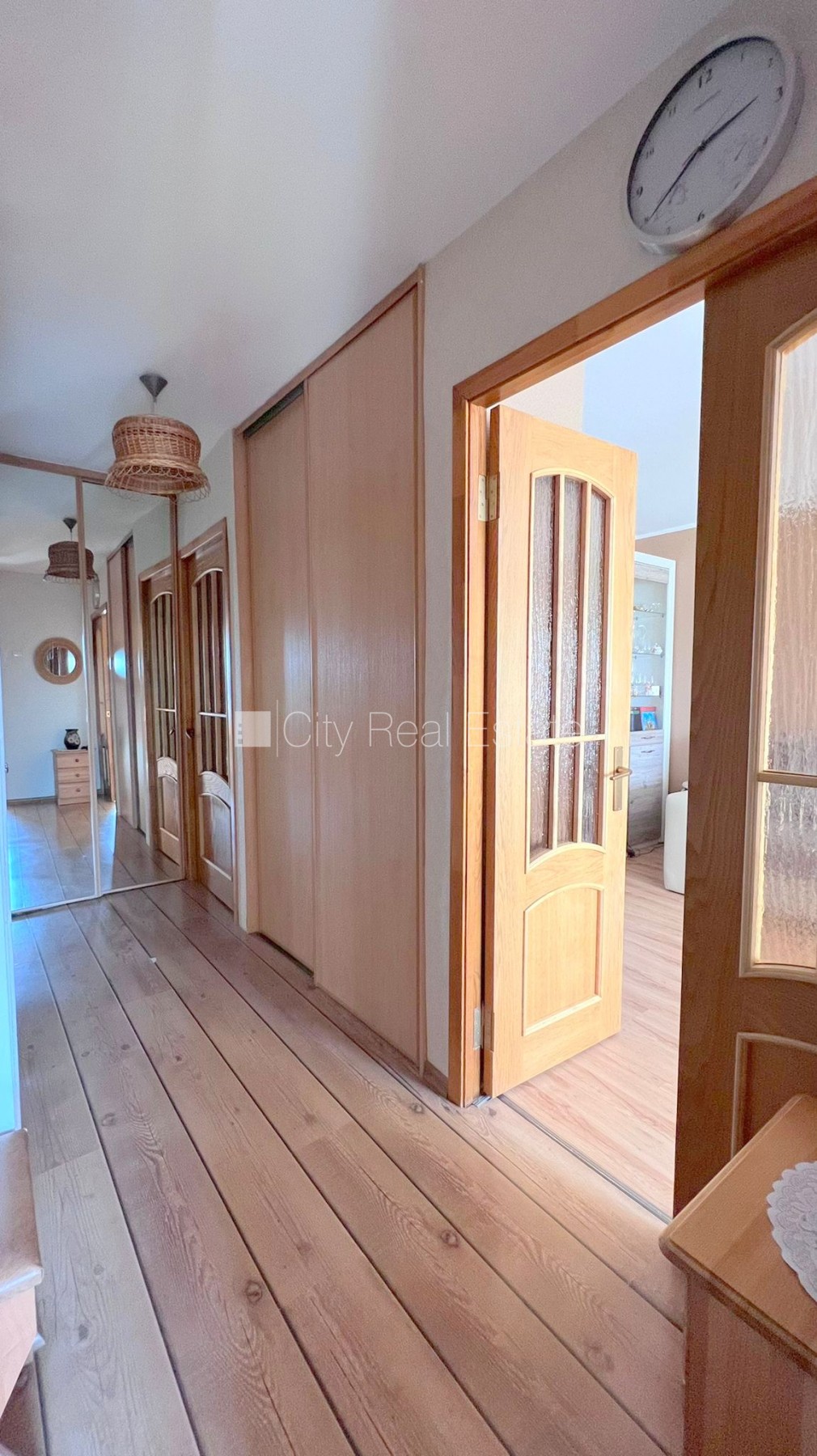 Sludinājumi. Zeme īpašumā, fasādes māja, renovēta māja, labiekārtots apzaļumots pagalms, ieeja no pagalma, kāpņu Cena: 72700 EUR Foto #5