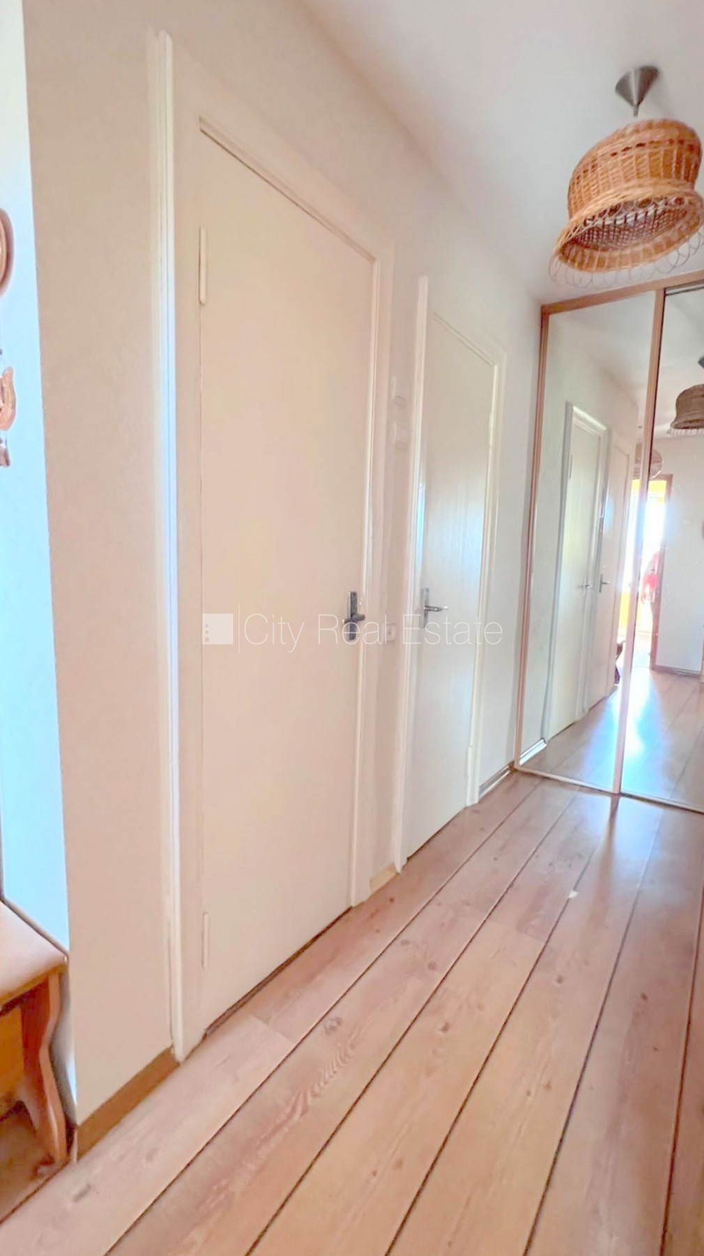 Sludinājumi. Zeme īpašumā, fasādes māja, renovēta māja, labiekārtots apzaļumots pagalms, ieeja no pagalma, kāpņu Cena: 72700 EUR Foto #19