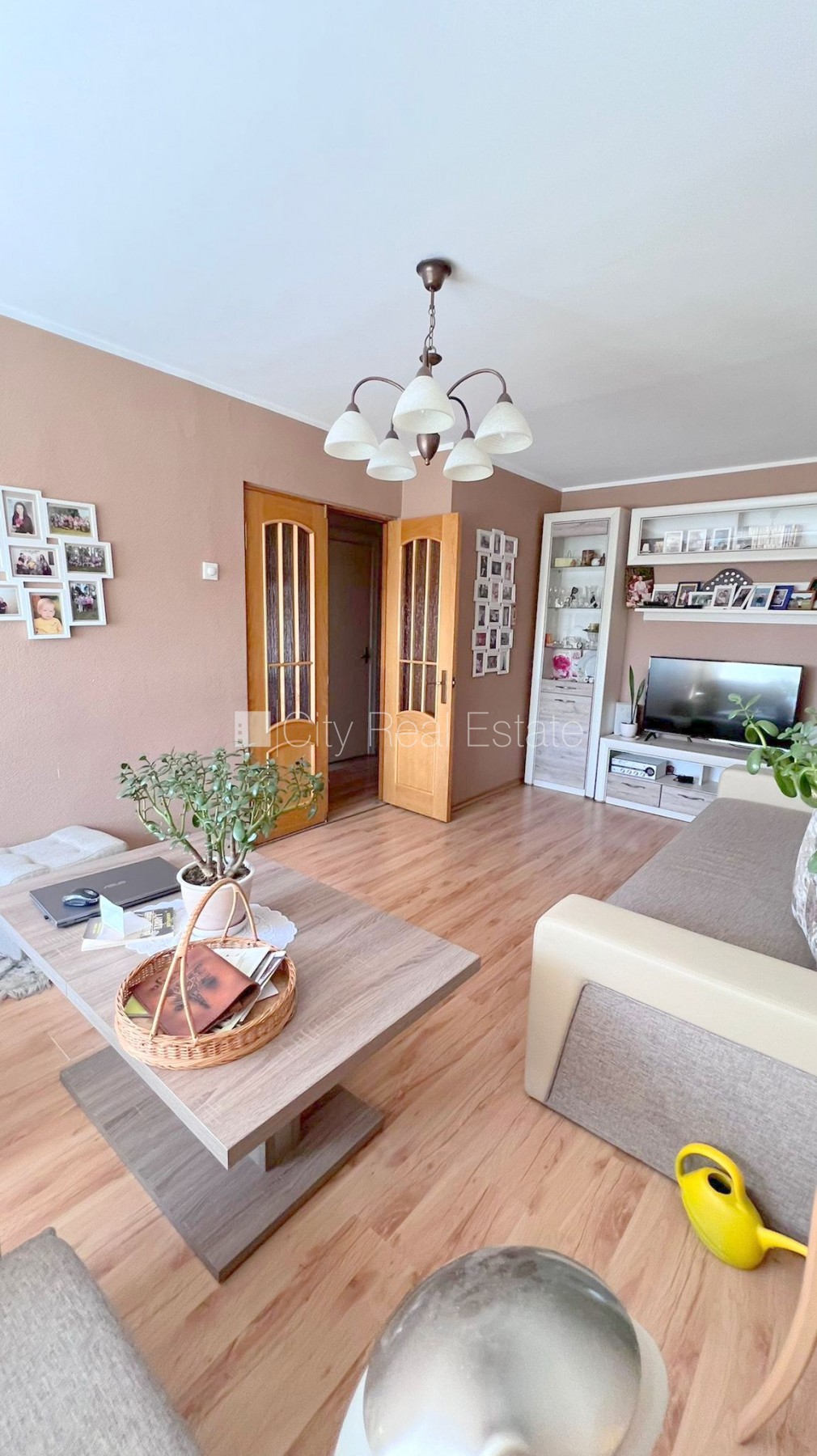 Sludinājumi. Zeme īpašumā, fasādes māja, renovēta māja, labiekārtots apzaļumots pagalms, ieeja no pagalma, kāpņu Cena: 72700 EUR Foto #3