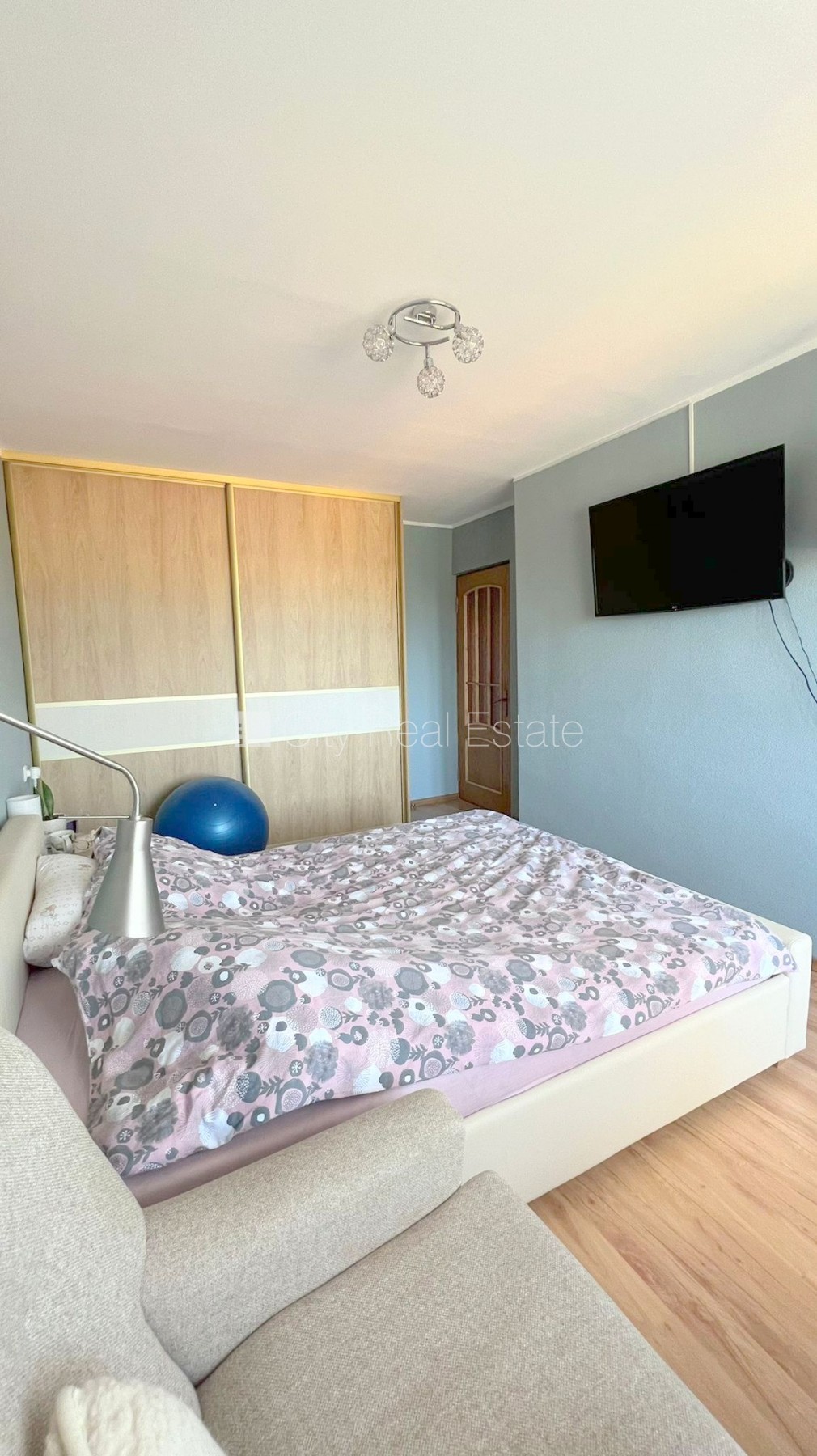 Sludinājumi. Zeme īpašumā, fasādes māja, renovēta māja, labiekārtots apzaļumots pagalms, ieeja no pagalma, kāpņu Cena: 72700 EUR Foto #9