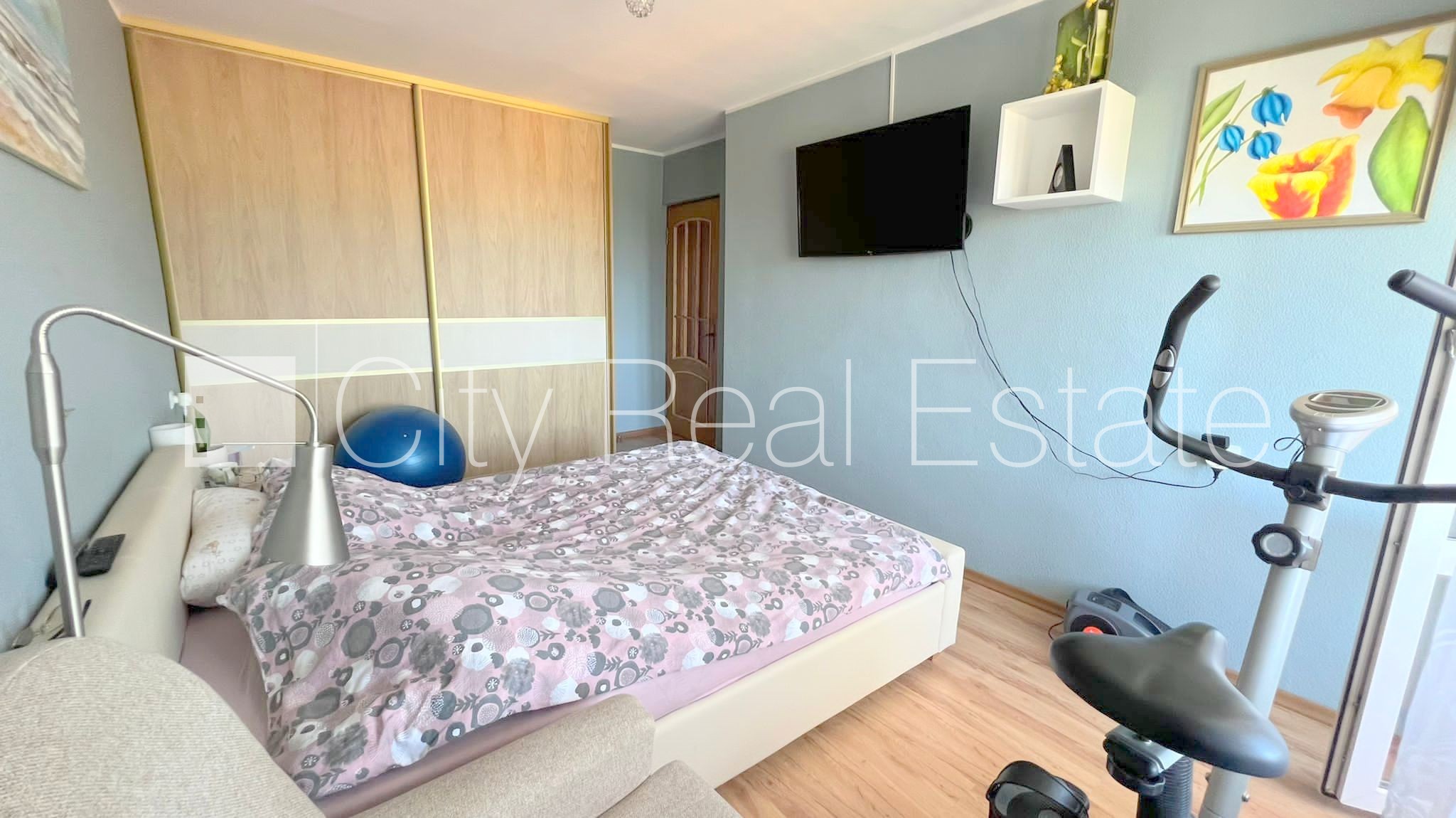 Sludinājumi. Zeme īpašumā, fasādes māja, renovēta māja, labiekārtots apzaļumots pagalms, ieeja no pagalma, kāpņu Cena: 72700 EUR Foto #7