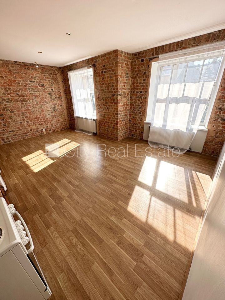 Объявление. Фасадный дом, реновированный дом, закрытый двор, вход с улицы и со двора, лестничная клетка после Цена: 320 EUR/мес. Foto #2