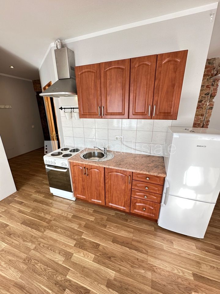 Объявление. Фасадный дом, реновированный дом, закрытый двор, вход с улицы и со двора, лестничная клетка после Цена: 320 EUR/мес. Foto #4