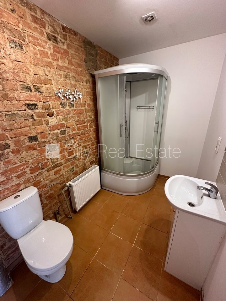 Объявление. Фасадный дом, реновированный дом, закрытый двор, вход с улицы и со двора, лестничная клетка после Цена: 320 EUR/мес. Foto #5