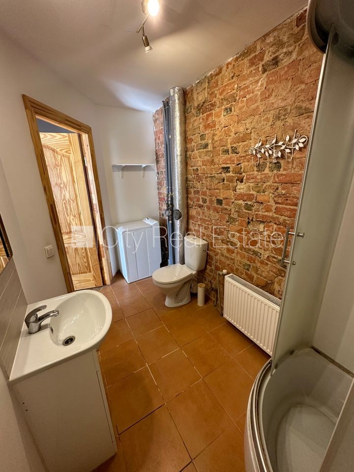 Объявление. Фасадный дом, реновированный дом, закрытый двор, вход с улицы и со двора, лестничная клетка после Цена: 320 EUR/мес. Foto #6