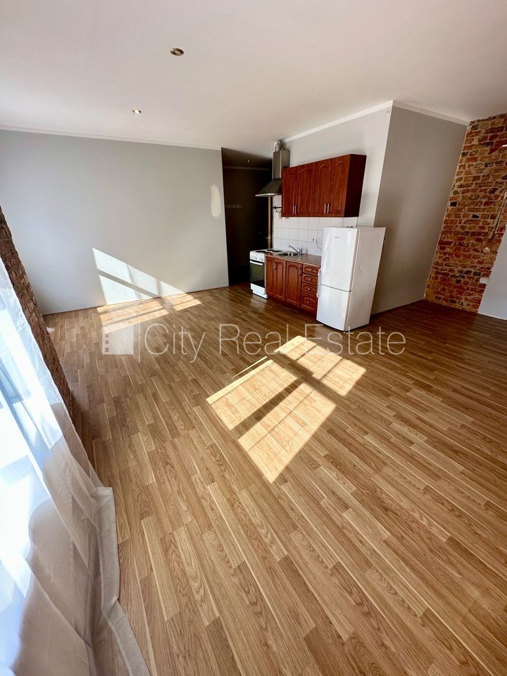 Объявление. Фасадный дом, реновированный дом, закрытый двор, вход с улицы и со двора, лестничная клетка после Цена: 320 EUR/мес. Foto #3