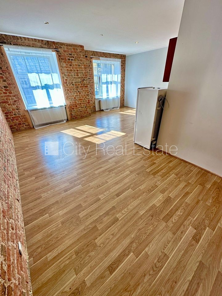 Объявление. Фасадный дом, реновированный дом, закрытый двор, вход с улицы и со двора, лестничная клетка после Цена: 320 EUR/мес. Foto #1