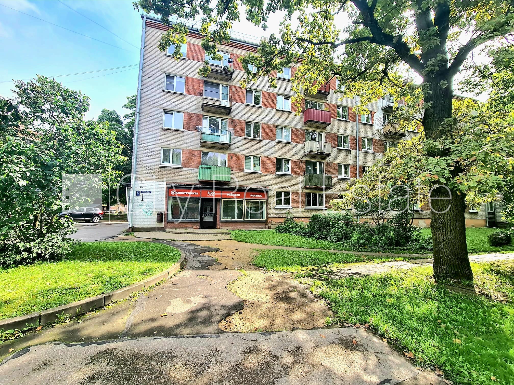 Sludinājumi. Fasādes māja, ieeja no ielas un pagalma, telpas izolētas, centrālā apkure, lielie skatlogi, Cena: 50000 EUR Foto #1