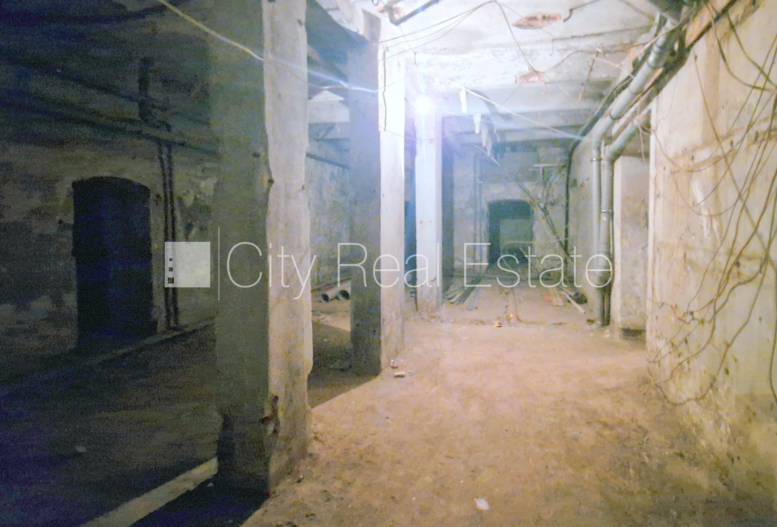 Объявление. Земля в собственности, фасадный дом, реновированный дом, благоустроенная озеленённая территория, Цена: 213000 EUR Foto #4