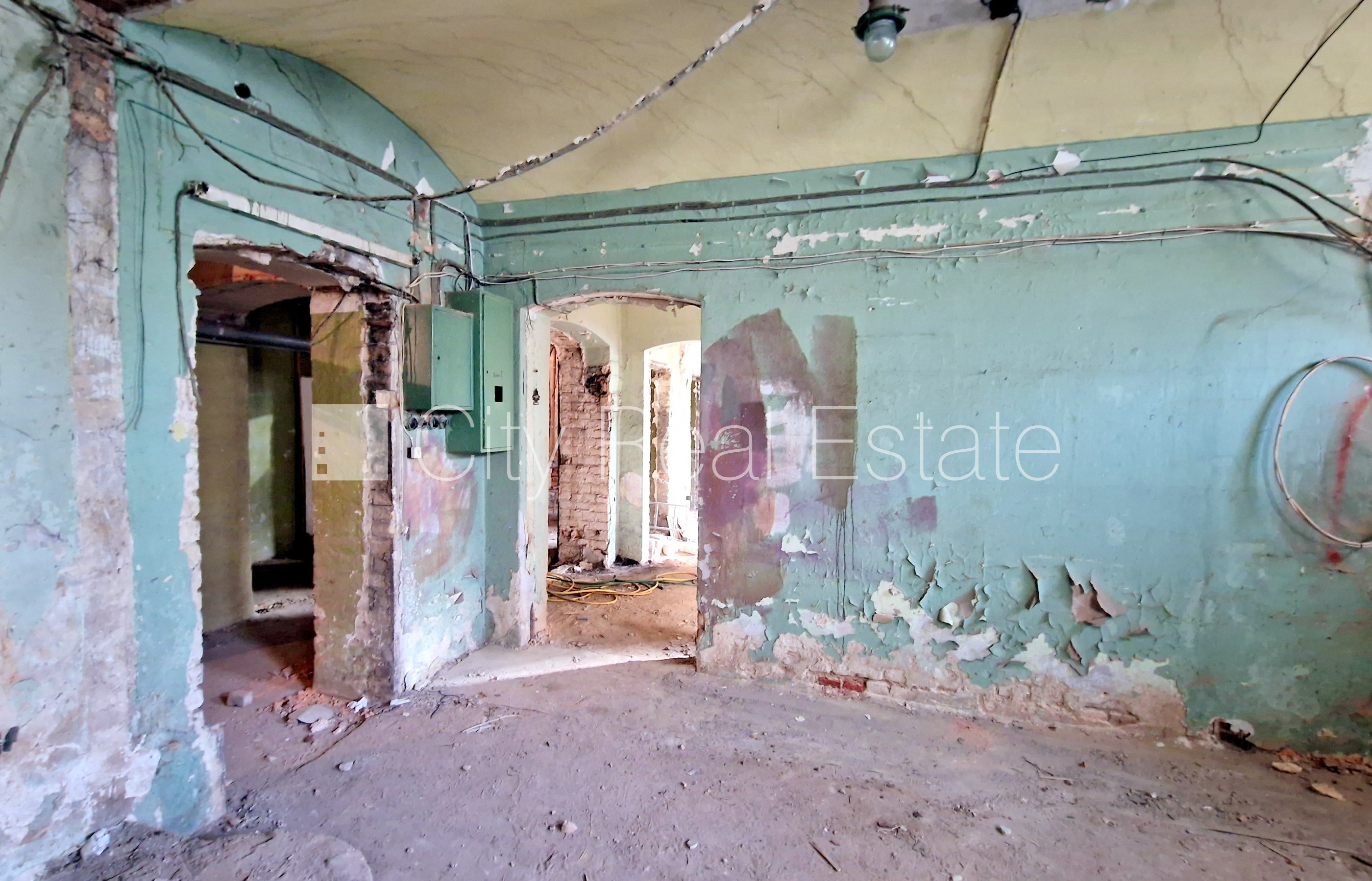 Объявление. Земля в собственности, фасадный дом, реновированный дом, благоустроенная озеленённая территория, Цена: 213000 EUR Foto #9