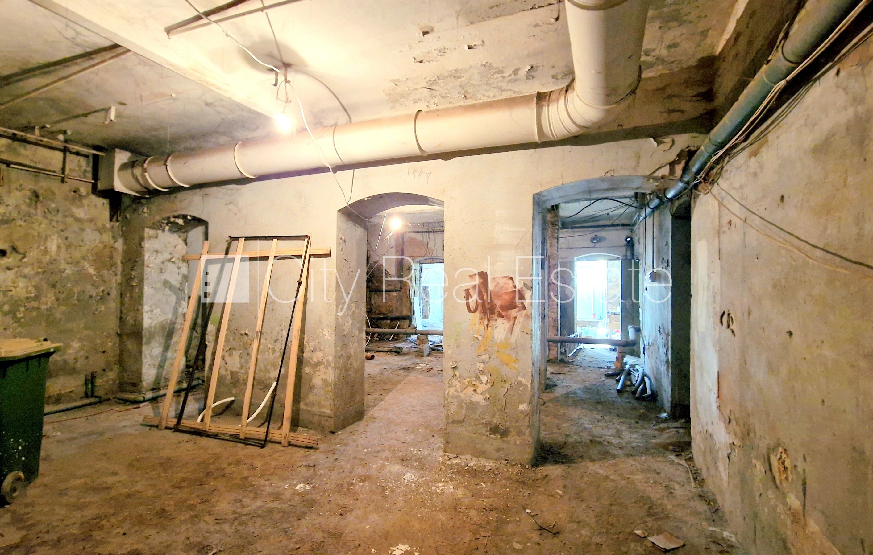 Объявление. Земля в собственности, фасадный дом, реновированный дом, благоустроенная озеленённая территория, Цена: 213000 EUR Foto #7