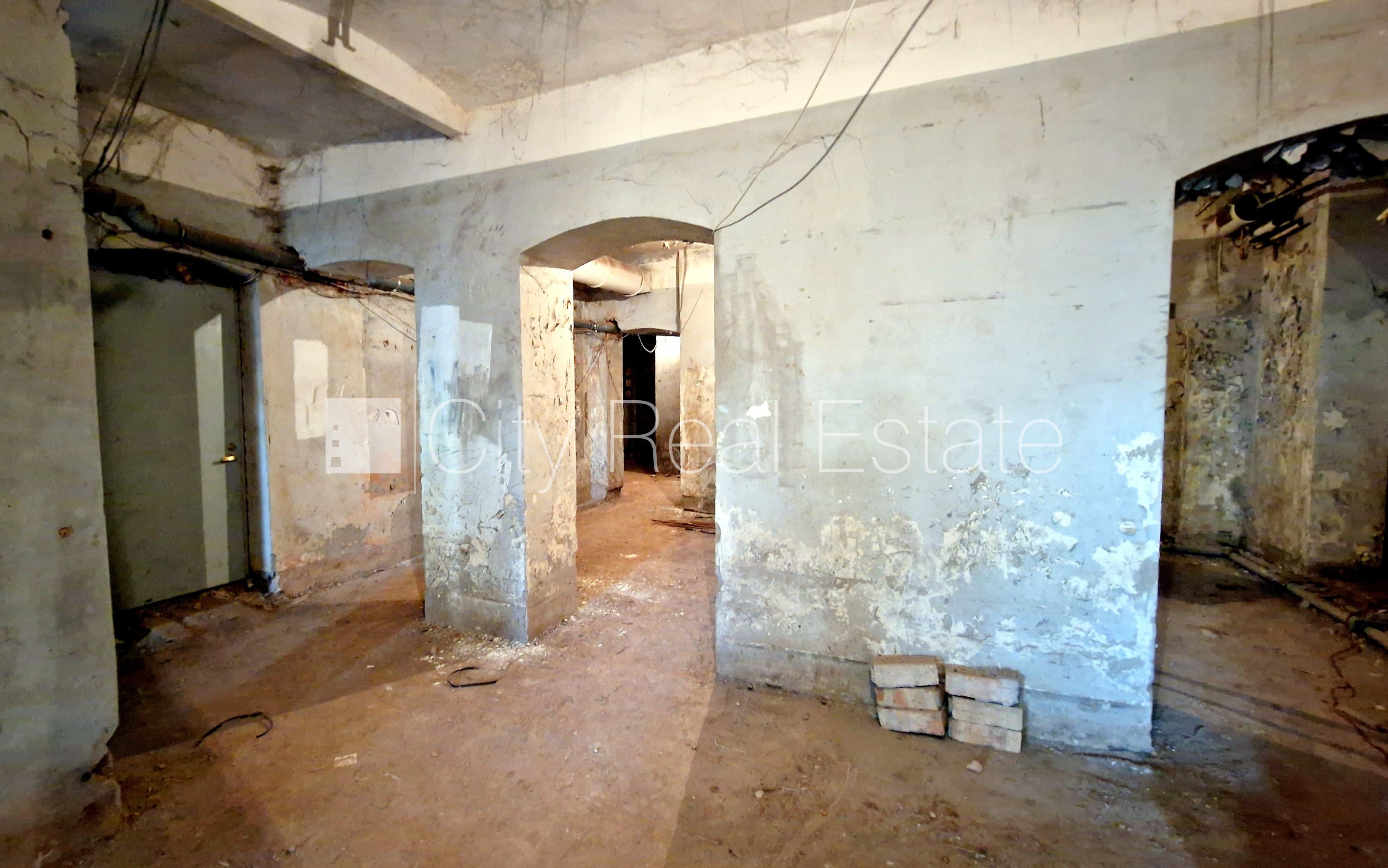 Объявление. Земля в собственности, фасадный дом, реновированный дом, благоустроенная озеленённая территория, Цена: 213000 EUR Foto #8