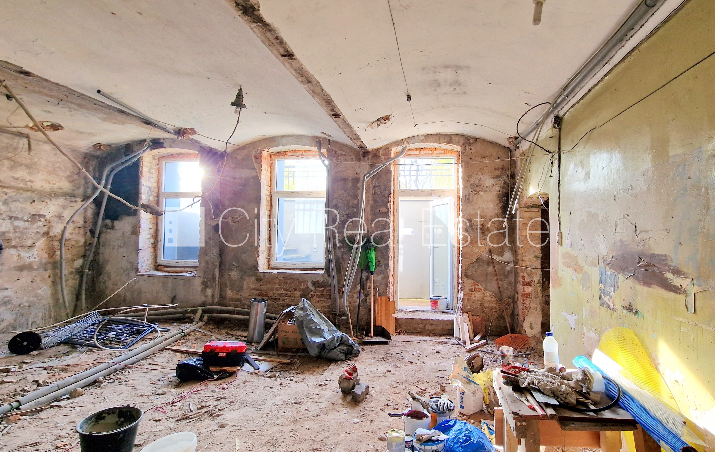 Объявление. Земля в собственности, фасадный дом, реновированный дом, благоустроенная озеленённая территория, Цена: 213000 EUR Foto #11