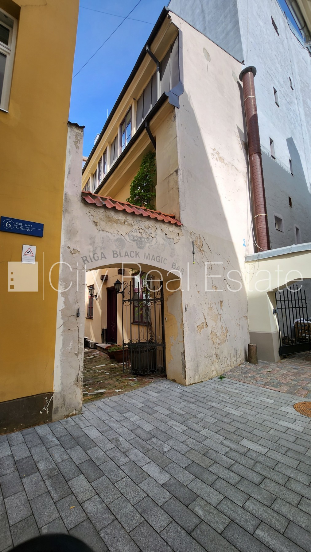 Sludinājumi. Namīpašums, kārniņu jumta segums, ķieģeļu mūra sienas, labiekārtots apzaļumots pagalms, vieta Cena: 2.5e+06 EUR Foto #2