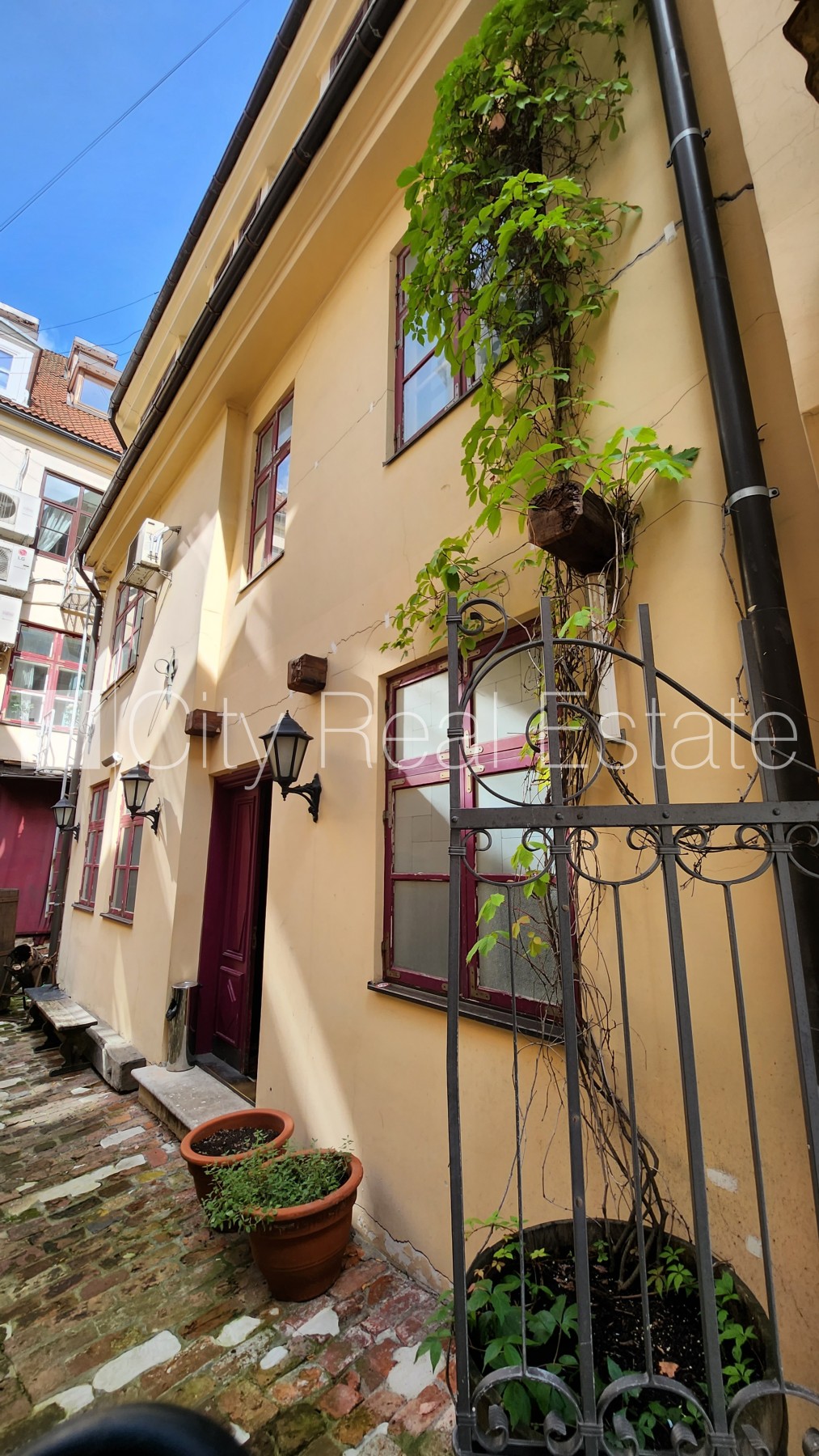 Sludinājumi. Namīpašums, kārniņu jumta segums, ķieģeļu mūra sienas, labiekārtots apzaļumots pagalms, vieta Cena: 2.5e+06 EUR Foto #5