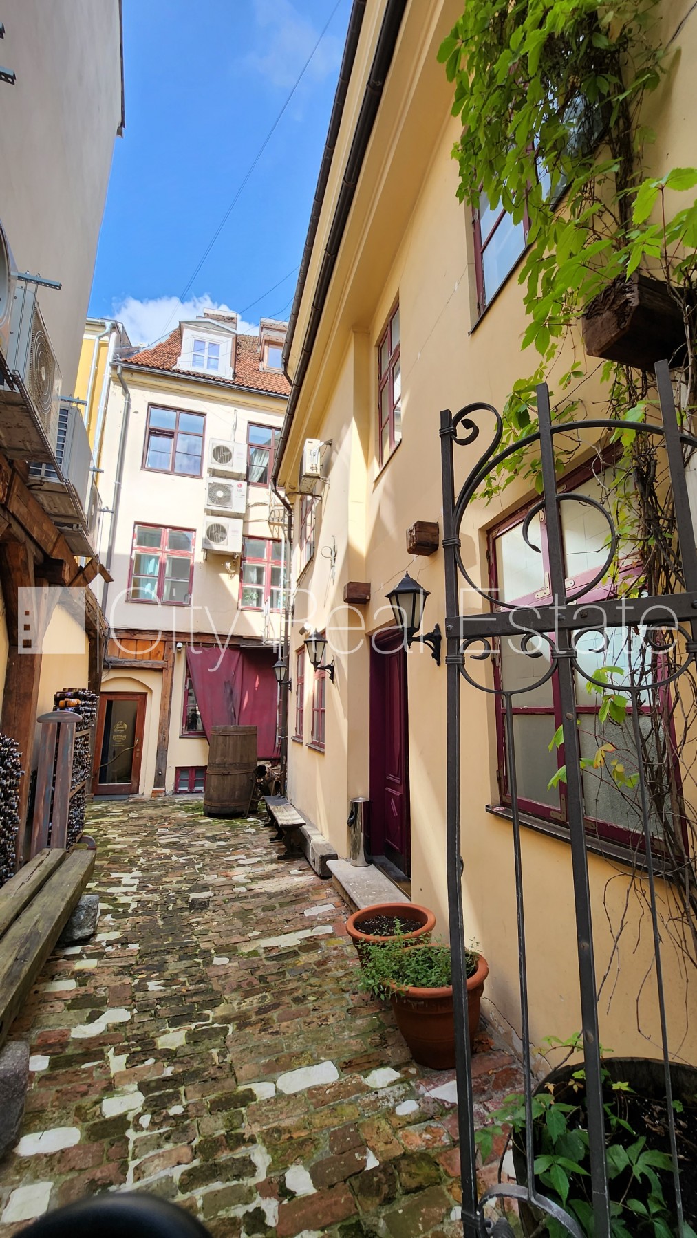 Sludinājumi. Namīpašums, kārniņu jumta segums, ķieģeļu mūra sienas, labiekārtots apzaļumots pagalms, vieta Cena: 2.5e+06 EUR Foto #4