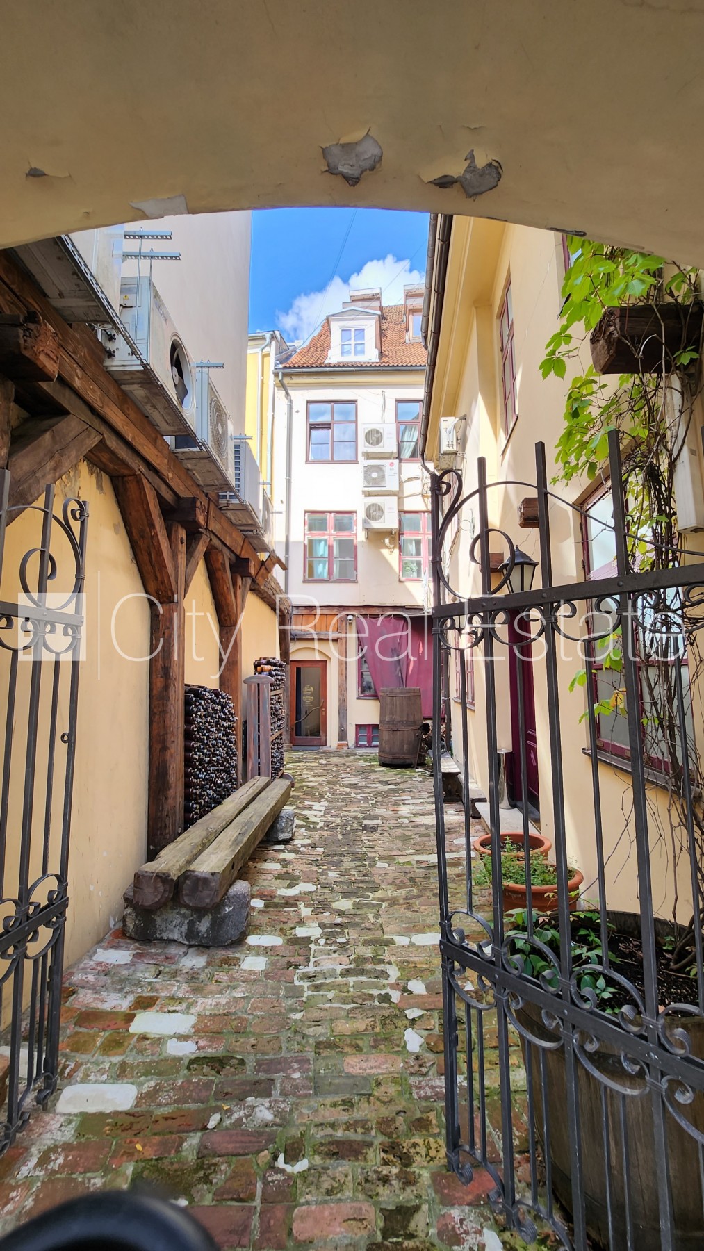 Sludinājumi. Namīpašums, kārniņu jumta segums, ķieģeļu mūra sienas, labiekārtots apzaļumots pagalms, vieta Cena: 2.5e+06 EUR Foto #3