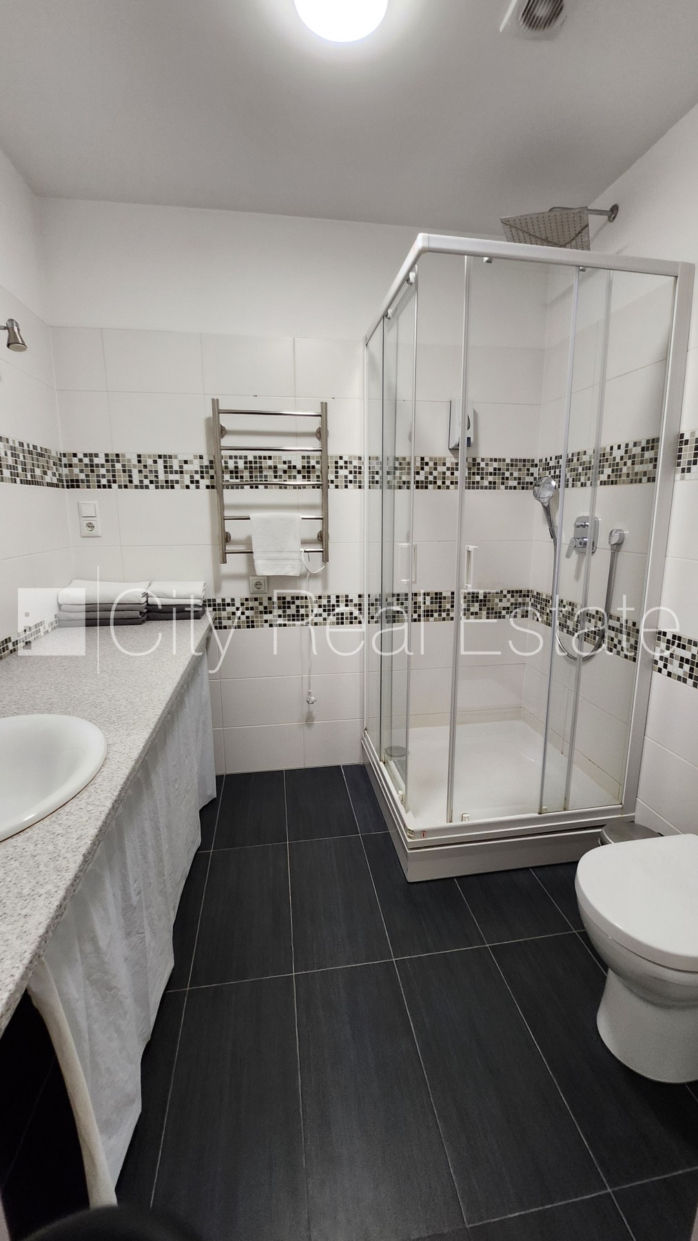 Sludinājumi. Namīpašums, kārniņu jumta segums, ķieģeļu mūra sienas, labiekārtots apzaļumots pagalms, vieta Cena: 2.5e+06 EUR Foto #15