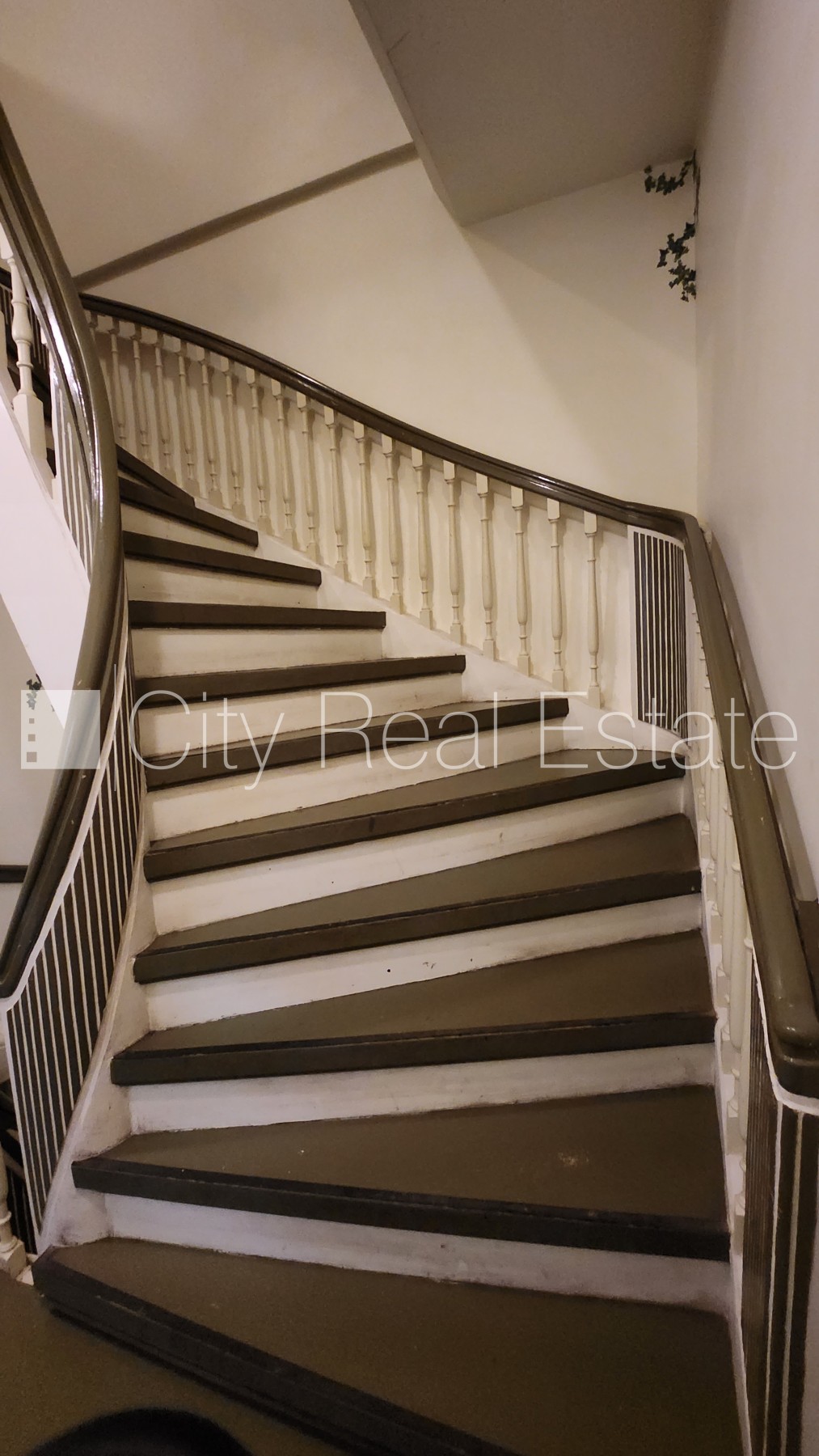 Sludinājumi. Namīpašums, kārniņu jumta segums, ķieģeļu mūra sienas, labiekārtots apzaļumots pagalms, vieta Cena: 2.5e+06 EUR Foto #18