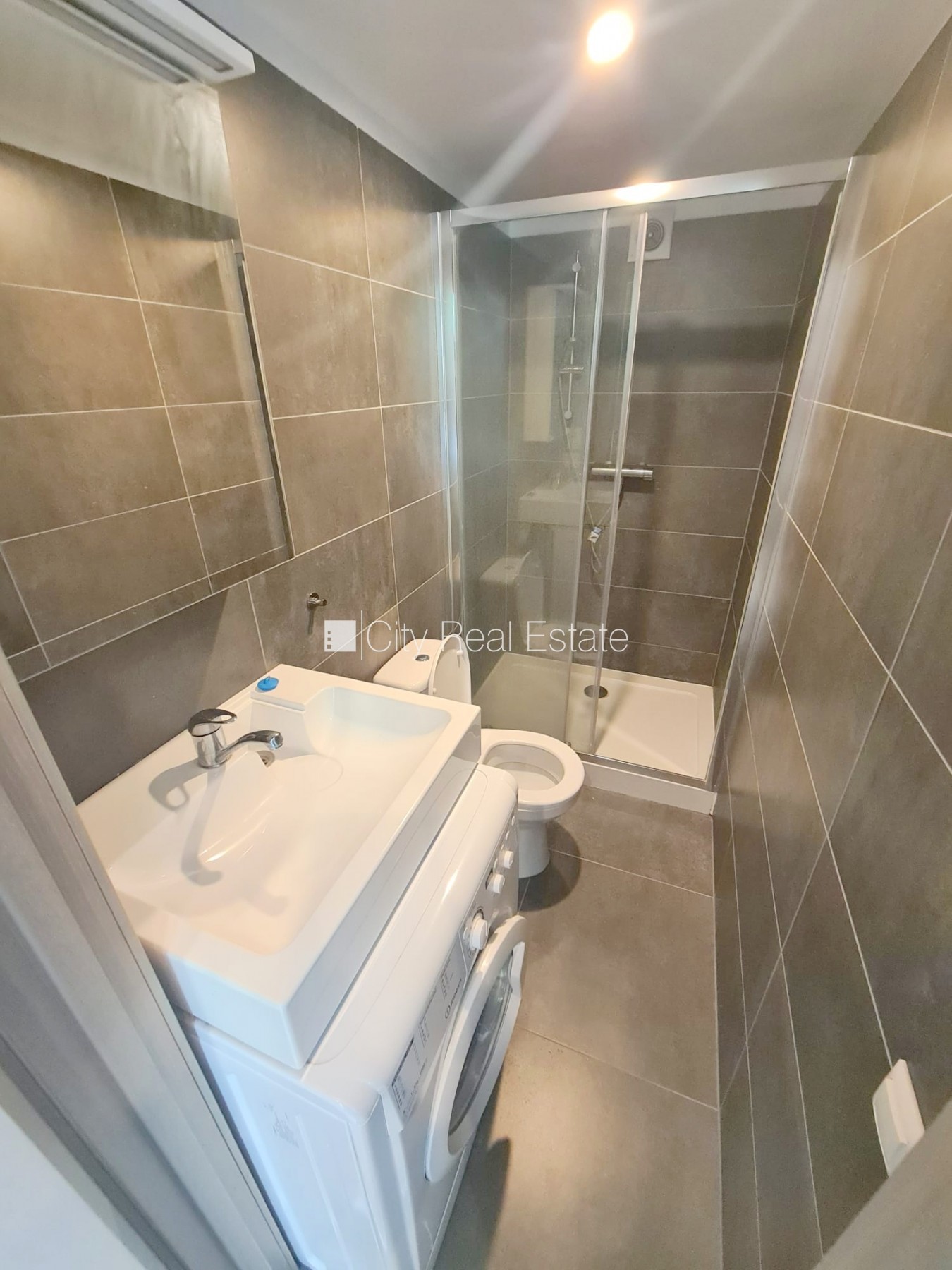 Объявление. Фасадный дом, реновированный дом, закрытый двор, вход с улицы, лестничная клетка после капитального Цена: 320 EUR/мес. Foto #10