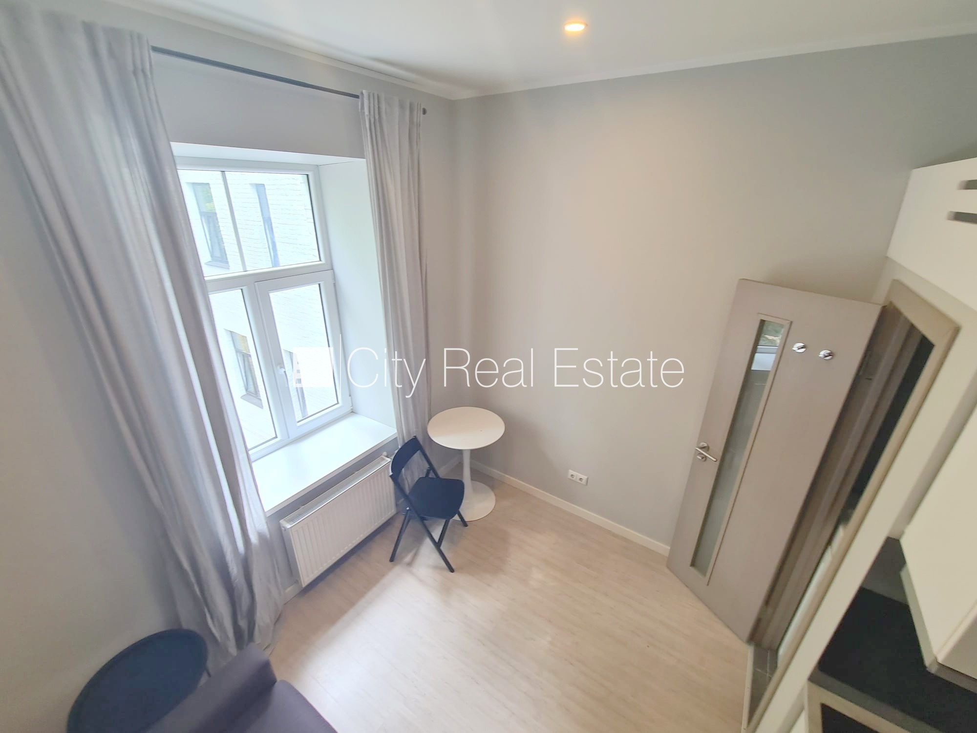 Объявление. Фасадный дом, реновированный дом, закрытый двор, вход с улицы, лестничная клетка после капитального Цена: 320 EUR/мес. Foto #6