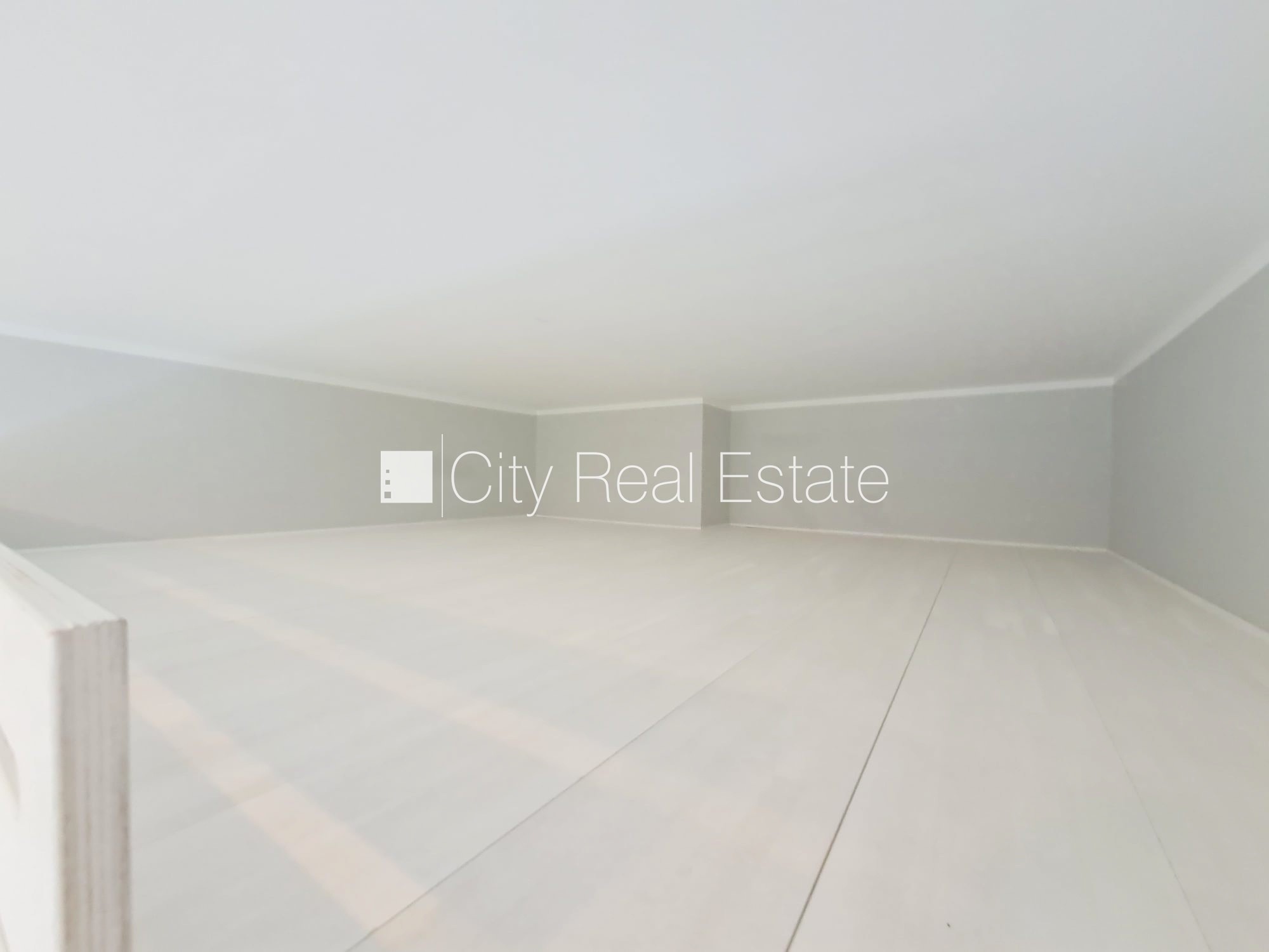 Объявление. Фасадный дом, реновированный дом, закрытый двор, вход с улицы, лестничная клетка после капитального Цена: 320 EUR/мес. Foto #7